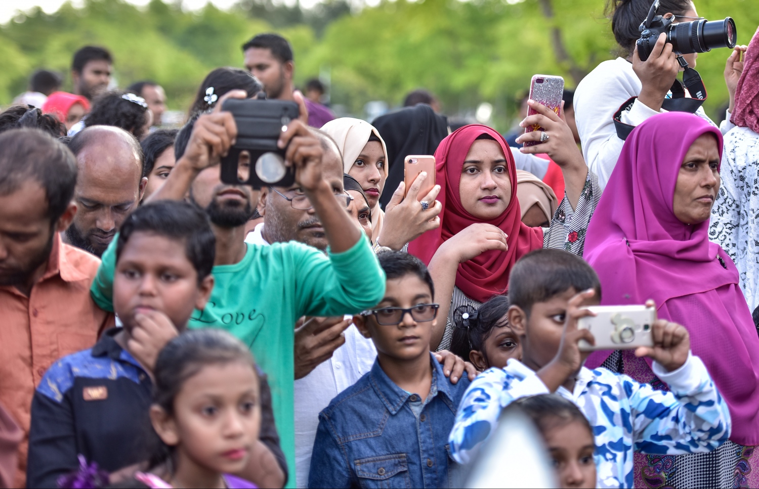 ހުޅުމާލެ: ސެޕްޓެމްބަރ 1، 2017- މި އަހަރުގެ އަޟްހާ އީދު ނުވަތަ ބޮޑު އީދު ދުވަސް ފާހަގަކުރުމަށް ބޭއްވި ސަގާފީ ކުޅިވަރުގެ ޕެރޭޑް ބަލަން އެއްވި ބައެއް މީހުން ކުޑަކުދިން ގޮވައިގެން.---މިހާރު ފޮޓޯ: ހުސެއިން ވަހީދު