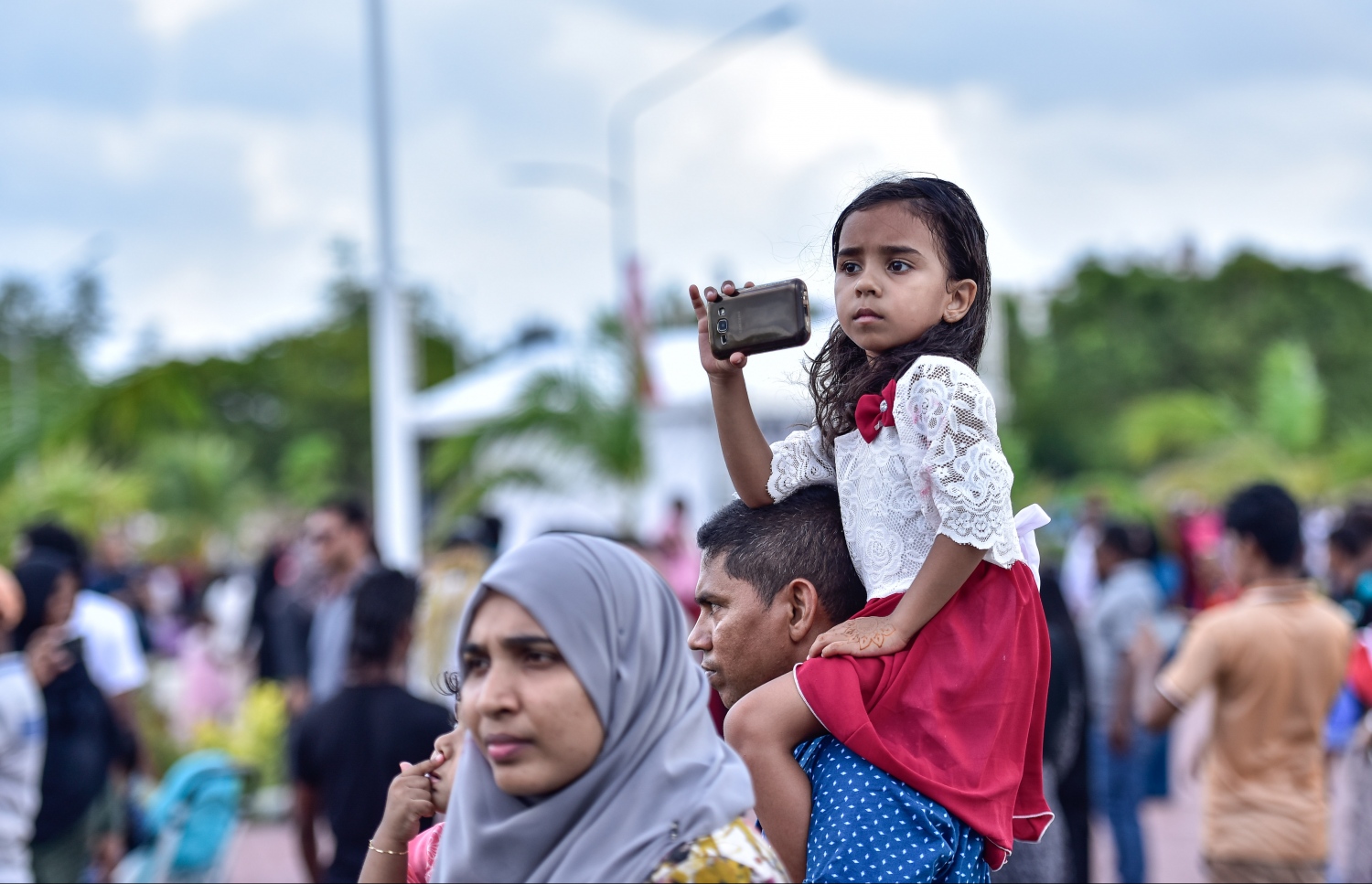 ހުޅުމާލެ: ސެޕްޓެމްބަރ 1، 2017- މި އަހަރުގެ އަޟްހާ އީދު ނުވަތަ ބޮޑު އީދު ދުވަސް ފާހަގަކުރުމަށް ބޭއްވި ސަގާފީ ކުޅިވަރުގެ ޕެރޭޑް ބަލަން އެއްވި ބައެއް މީހުން.---މިހާރު ފޮޓޯ: ހުސެއިން ވަހީދު