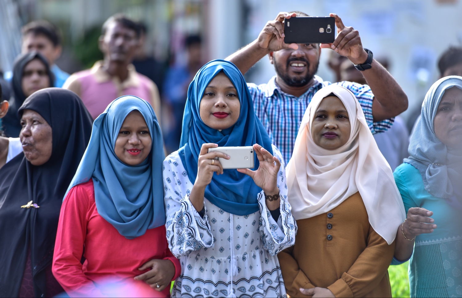 ހުޅުމާލެ: ސެޕްޓެމްބަރ 1، 2017- މި އަހަރުގެ އަޟްހާ އީދު ނުވަތަ ބޮޑު އީދު ދުވަސް ފާހަގަކުރުމަށް ބޭއްވި ސަގާފީ ކުޅިވަރުގެ ޕެރޭޑް ބަލަން އެއްވި ބައެއް މީހުން.---މިހާރު ފޮޓޯ: ހުސެއިން ވަހީދު