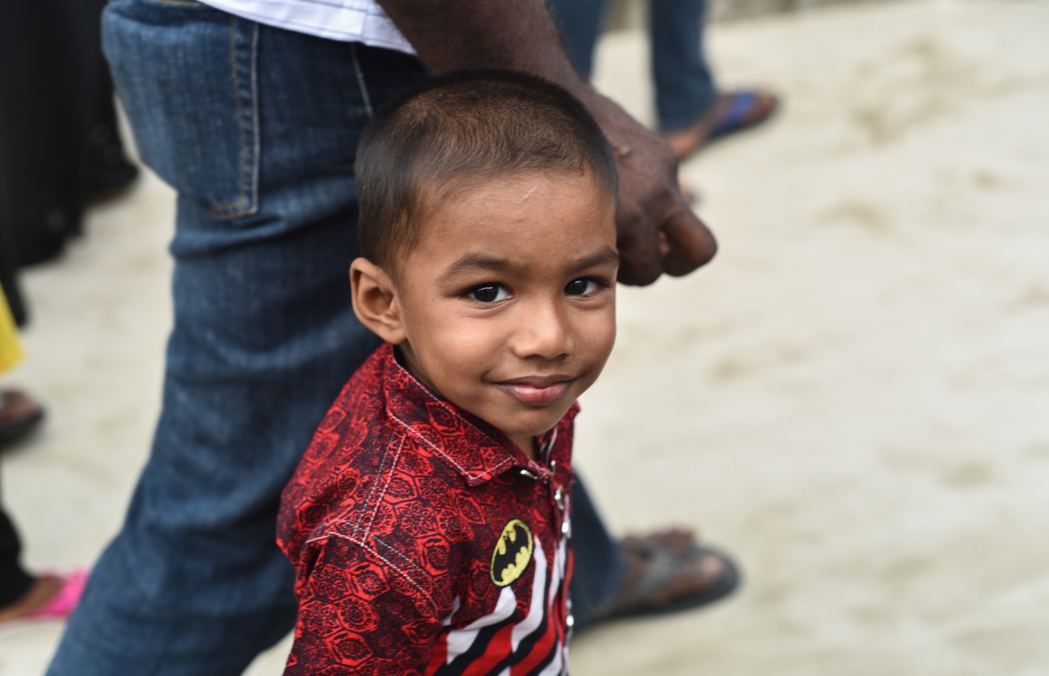 ށ. ފުނަދޫ: ސެޕްޓެމްބަރު 1، 2017- މި އަހަރުގެ އަޟްހާ އީދު ދުވަސް ފާހަގަކުރުމުގެ ގޮތުން ފުނަދޫގައި ބޭއްވި ސަގާފީ ކުޅިވަރުތަކުގެ ތެރެއިން ކޯޑި ނަގާތަން ބަލަން ދިޔަ ކުޑަކުއްޖެއް.---މިހާރު ފޮޓޯ: އަމާނީ އަބްދުﷲ