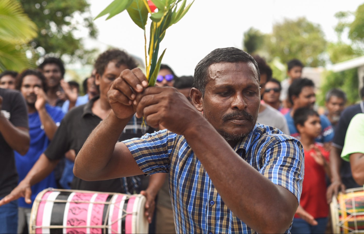 ށ. ފުނަދޫ: ސެޕްޓެމްބަރު 1، 2017- މި އަހަރުގެ އަޟްހާ އީދު ދުވަސް ފާހަގަކުރުމުގެ ގޮތުން ފުނަދޫގައި ބޭއްވި ސަގާފީ ކުޅިވަރުތަކުގެ ތެރެއިން ކޯޑި ނެގުން.---މިހާރު ފޮޓޯ: އަމާނީ އަބްދުﷲ