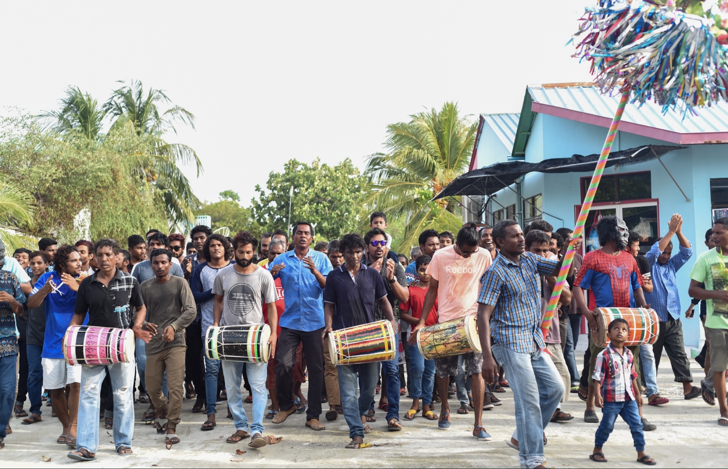 ށ. ފުނަދޫ: ސެޕްޓެމްބަރު 1، 2017- މި އަހަރުގެ އަޟްހާ އީދު ދުވަސް ފާހަގަކުރުމުގެ ގޮތުން ފުނަދޫގައި ބޭއްވި ސަގާފީ ކުޅިވަރުތަކުގެ ތެރެއިން ކޯޑި ނެގުން.---މިހާރު ފޮޓޯ: އަމާނީ އަބްދުﷲ