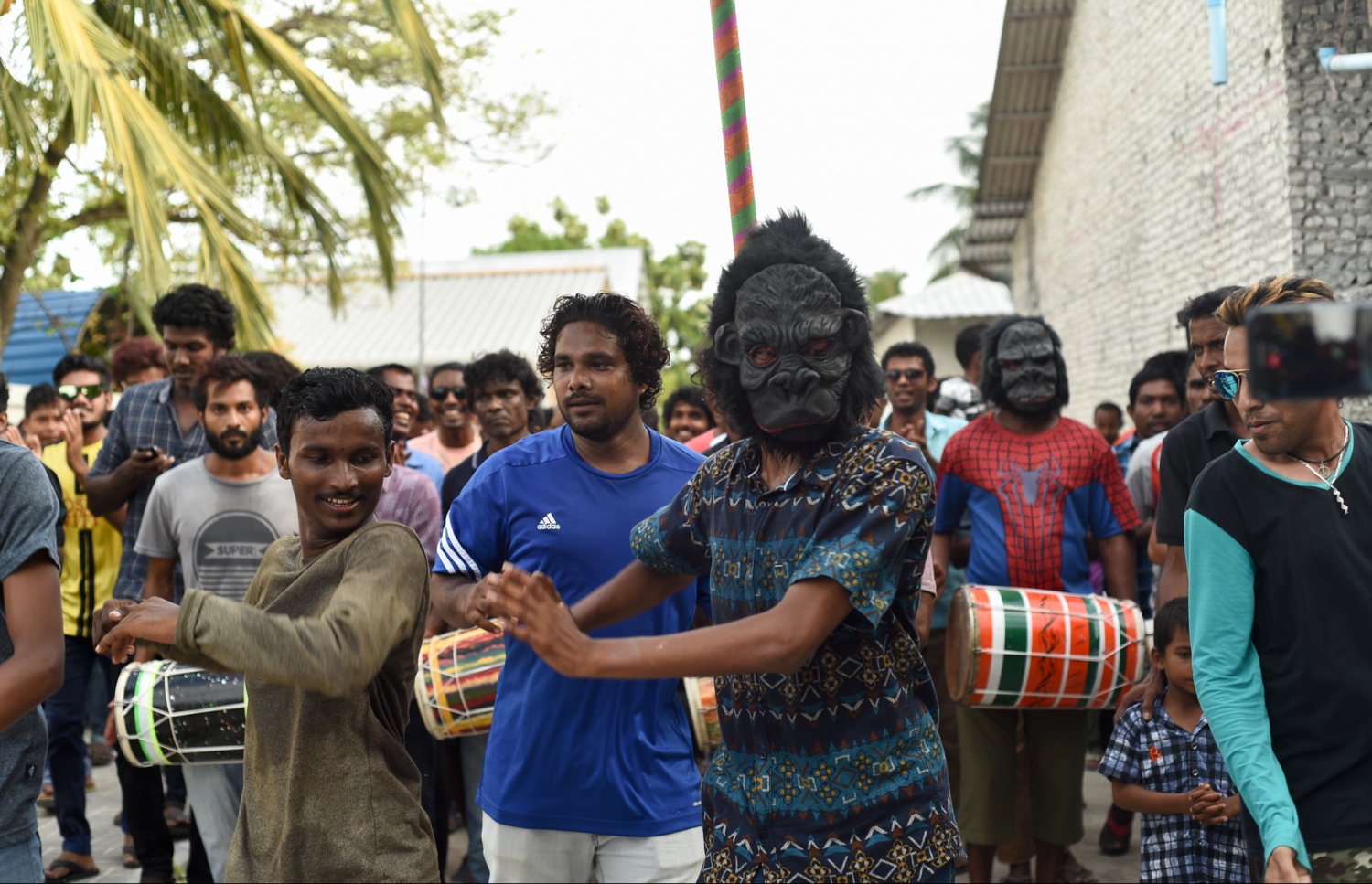 ށ.ފުނަދޫ: ސެޕްޓެމްބަރު 1، 2017- މި އަހަރުގެ އަޟްހާ އީދު ދުވަސް ފާހަގަކުރުމުގެ ގޮތުން ފުނަދޫގައި ބޭއްވި ސަގާފީ ކުޅިވަރުތަކުގެ ތެރެއިން ކޯޑި ނެގުން.---މިހާރު ފޮޓޯ: އަމާނީ އަބްދުﷲ