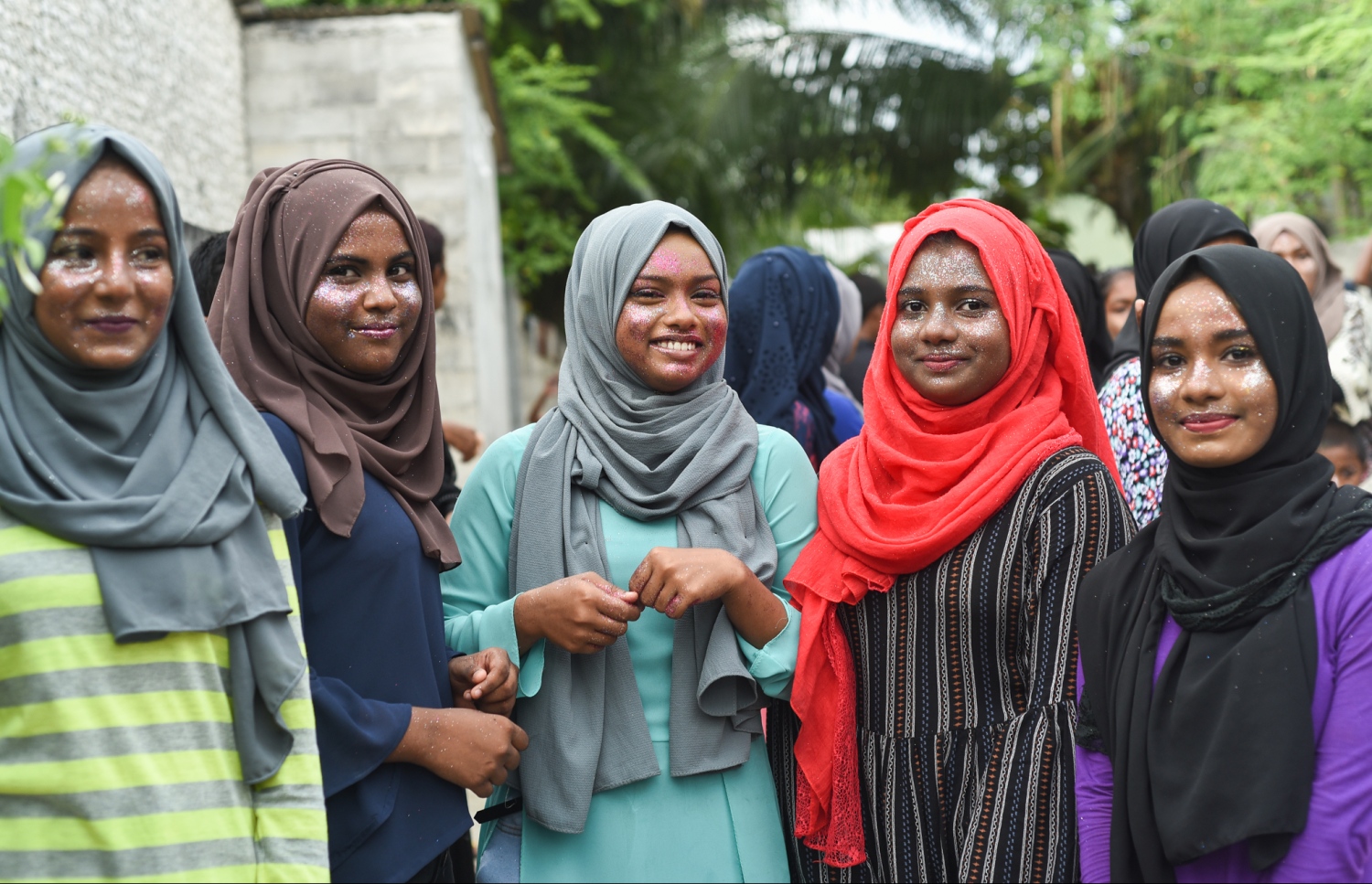 ށ.ފުނަދޫ: ސެޕްޓެމްބަރު 1، 2017- މި އަހަރުގެ އަޟްހާ އީދު ދުވަސް ފާހަގަކުރުމުގެ ގޮތުން ފުނަދޫގައި ބޭއްވި ސަގާފީ ކުޅިވަރުތަކުގެ ތެރެއިން ކޯޑި ނަގާތަން ބަލަން އެއްވި ބައެެއް މީހުން.---މިހާރު ފޮޓޯ: އަމާނީ އަބްދުﷲ