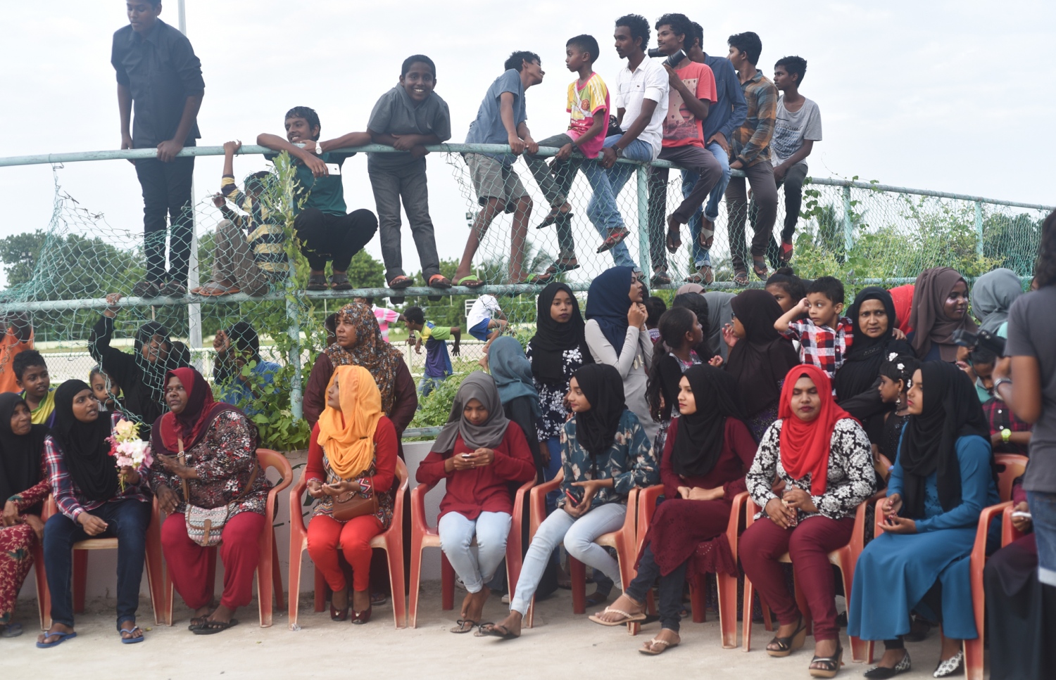 ށ.ފުނަދޫ: ސެޕްޓެމްބަރު 1، 2017- މި އަހަރުގެ އަޟްހާ އީދު ދުވަސް ފާހަގަކުރުމުގެ ގޮތުން ފުނަދޫގައި ބޭއްވި ސަގާފީ ކުޅިވަރުތަކުގެ ތެރެއިން ކޯޑި ނަގާތަން ބަލަން އެއްވި ބައެެއް މީހުން.---މިހާރު ފޮޓޯ: އަމާނީ އަބްދުﷲ