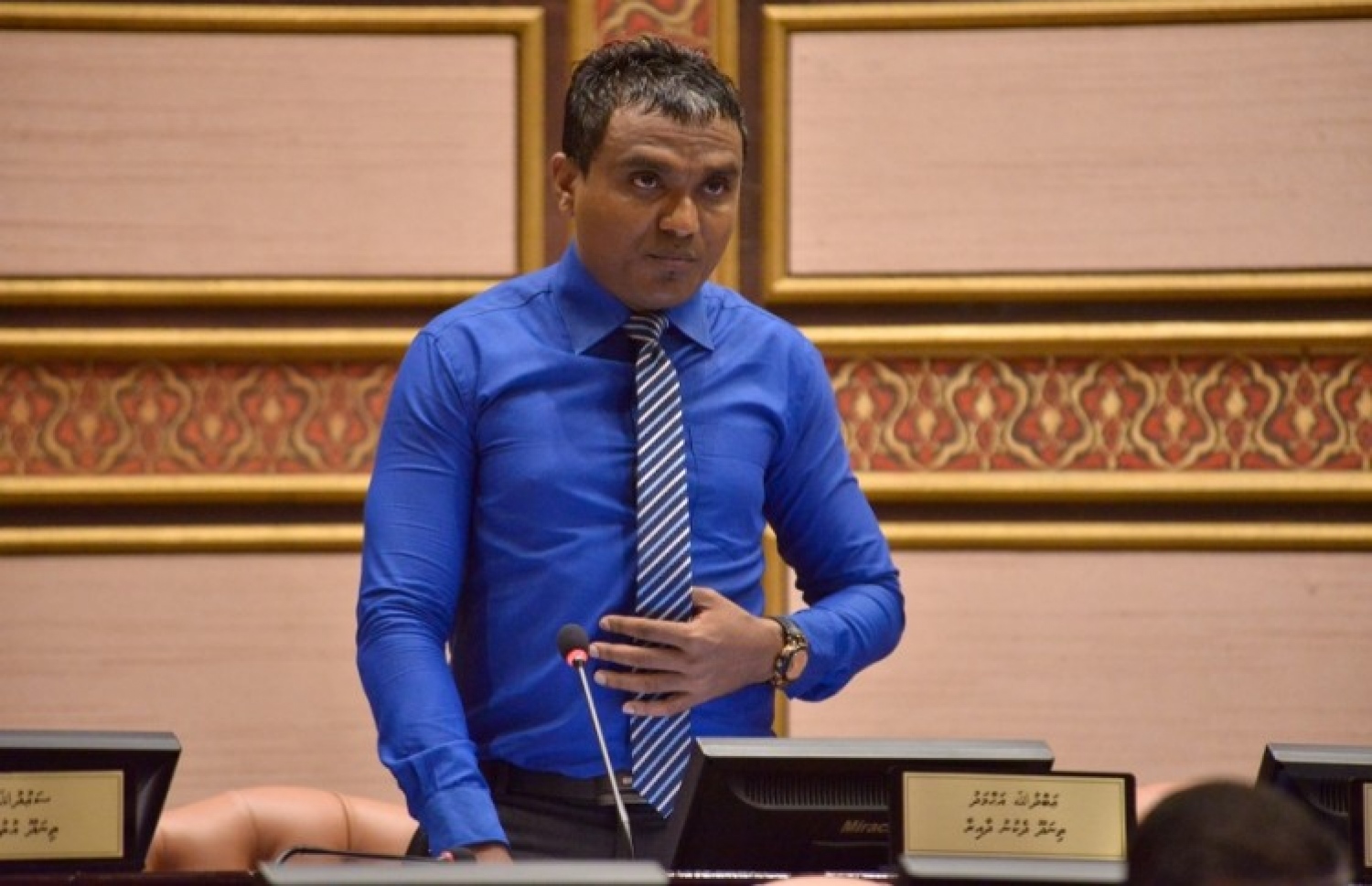 މެމްބަރު އަބްދުﷲ އަހްމަދު މަޖިލީހުގެ ޖަލްސާއެއްގައި ވާހަކަ ދައްކަވަނީ. --ފޮޓޯ/މަޖިލިސް