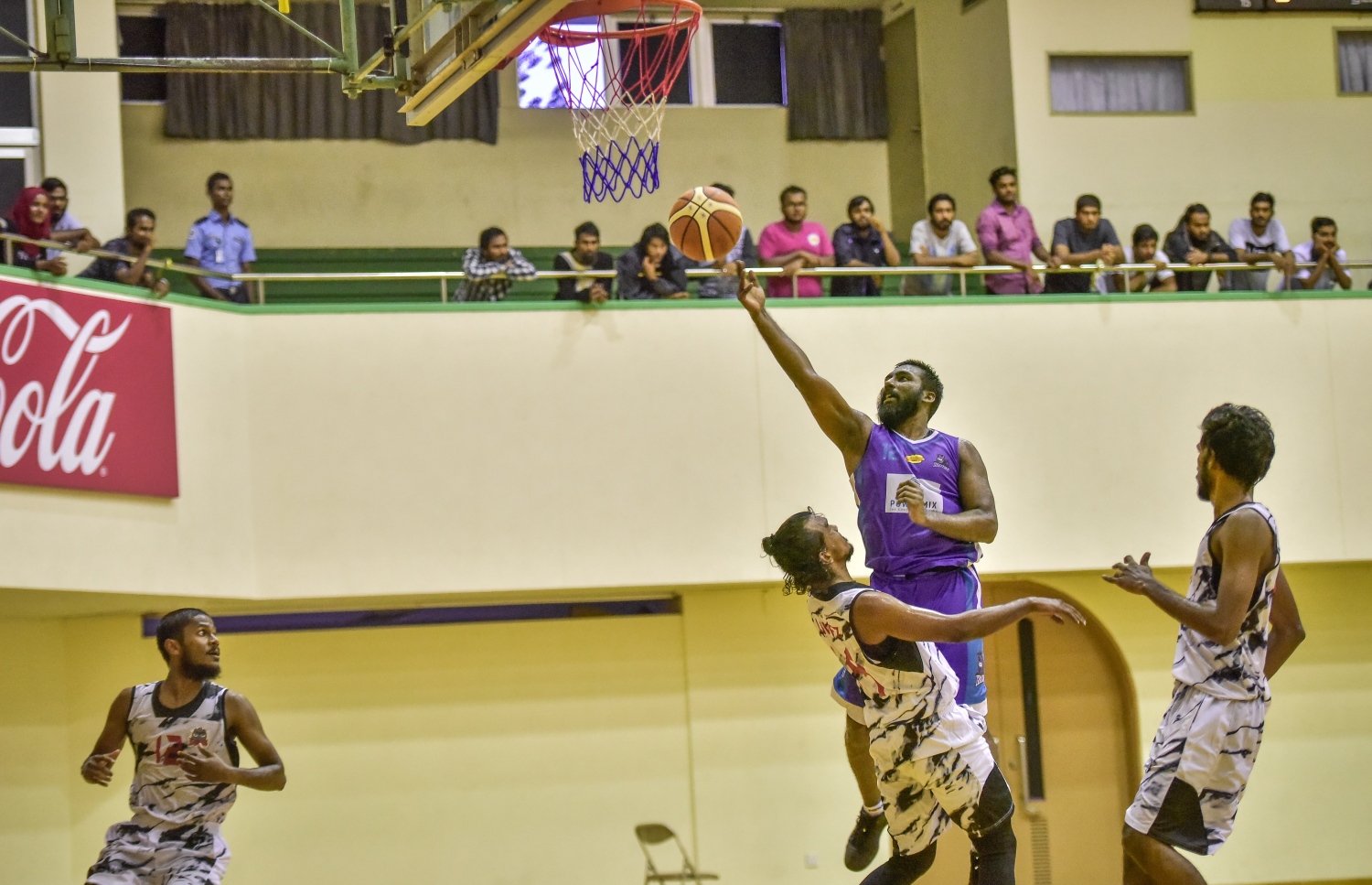 ކިންގްސް ބީސީ އާއި ބައުސް ކުޅެނީ. --ފޮޓޯ: ނިޝާން އަލީ/ މިހާރު