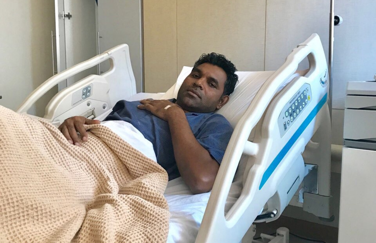 މަޖިލީހުގެ އިދިކޮޅު މެމްބަރުން މިދިޔަ ޖުލައި 24 ގައި މަޖިލީހުގެ އިދާރާ އަށް ވަޑައިގަންނަވަނިކޮށް، ފުލުހުން ހުރަސްއަޅައި ހިނގި ހަމަނުޖެހުންތަކުގައި ފައިސަލަށް ލިބުނު އަނިޔާތަކަށް ރާއްޖެ އިން ބޭރުން ފަރުވާ ހޯއްދެވުމަށް ހޮސްޕިޓަލެއްގައި ބާއްވާފައި.