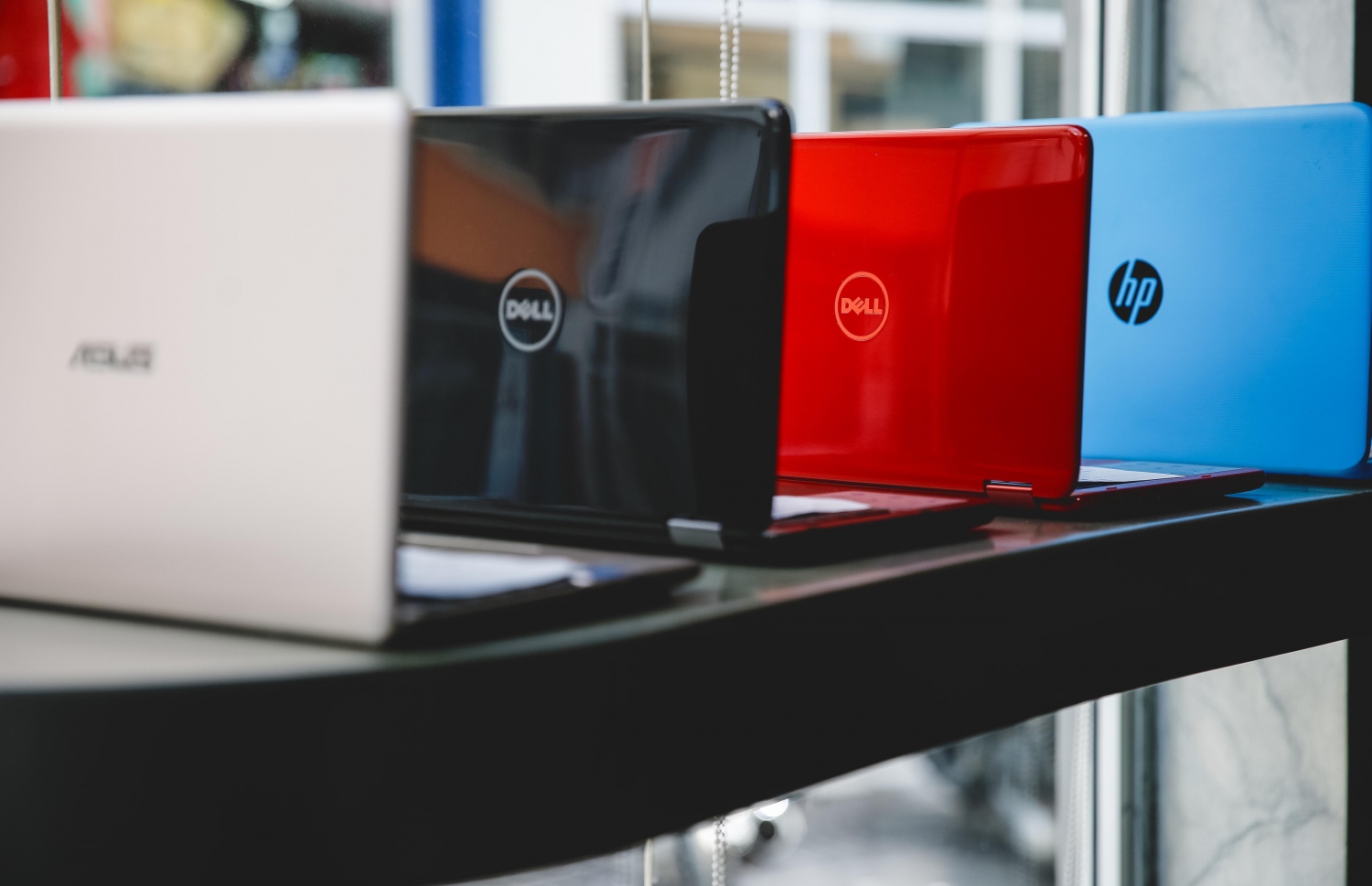 ލެޕްޝޮޕް: މަޝްހޫރު ހުރިހާ ބްރޭންޑެއްގެ ލެޕްޓޮޕެއް ވެސް ވިއްކާ.