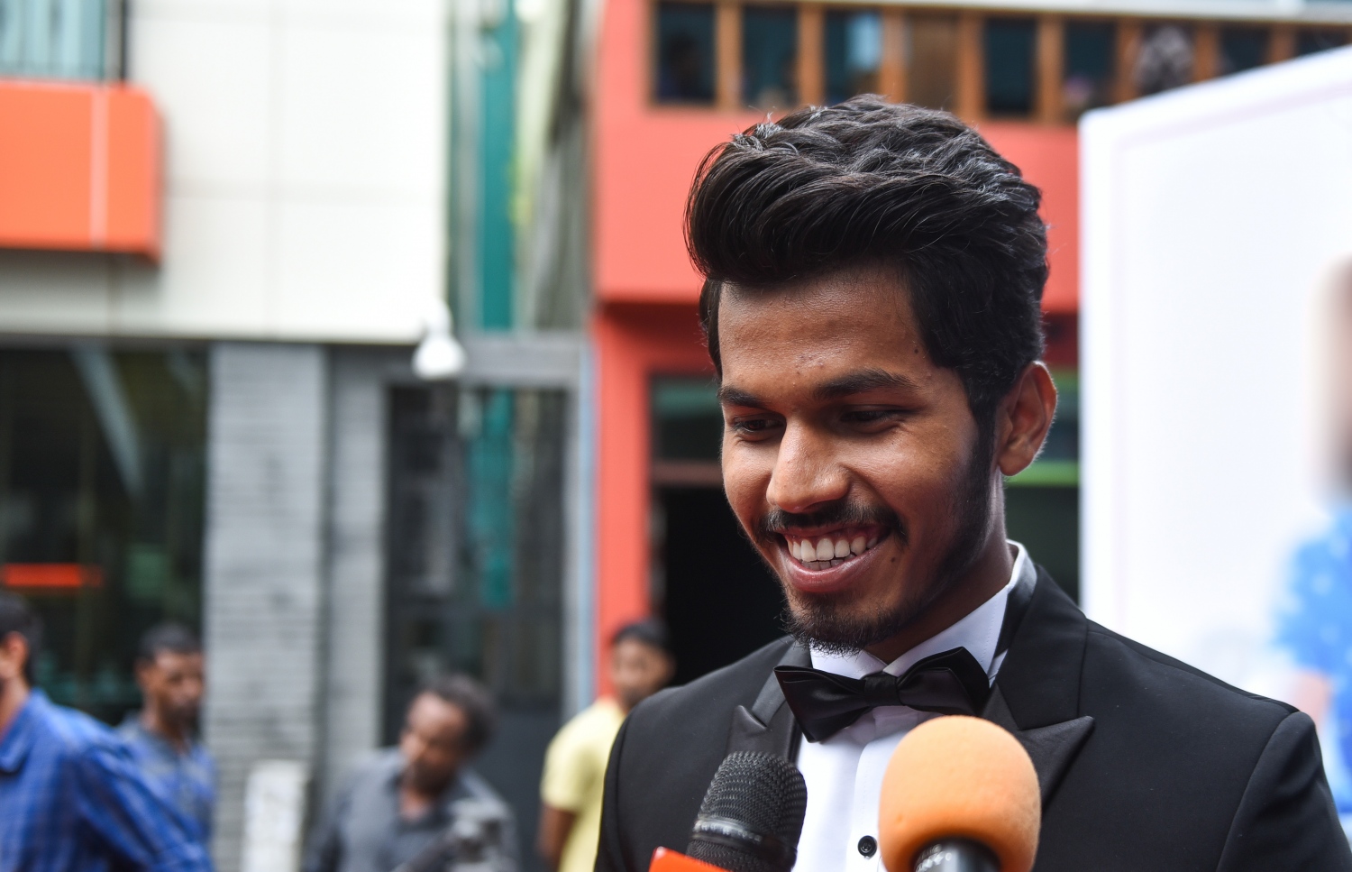 މާލެ، ސެޕްޓެމްބަރު 6، 2017 (ޝްވެކް ސިނަމާ): އަބްދުލްފައްތާހު ޑައިރެކްޓް ކޮށްފައިވާ ދިވެހި ފިލްމު "ހައްދު"ގެ ޕްރިމިއާގައި ފިލްމުގެ ބަތޮލު އަހުމަދު ޝިބާން.--- ފޮޓޯ: ހުސެއިން ވަހީދު/ މިހާރު