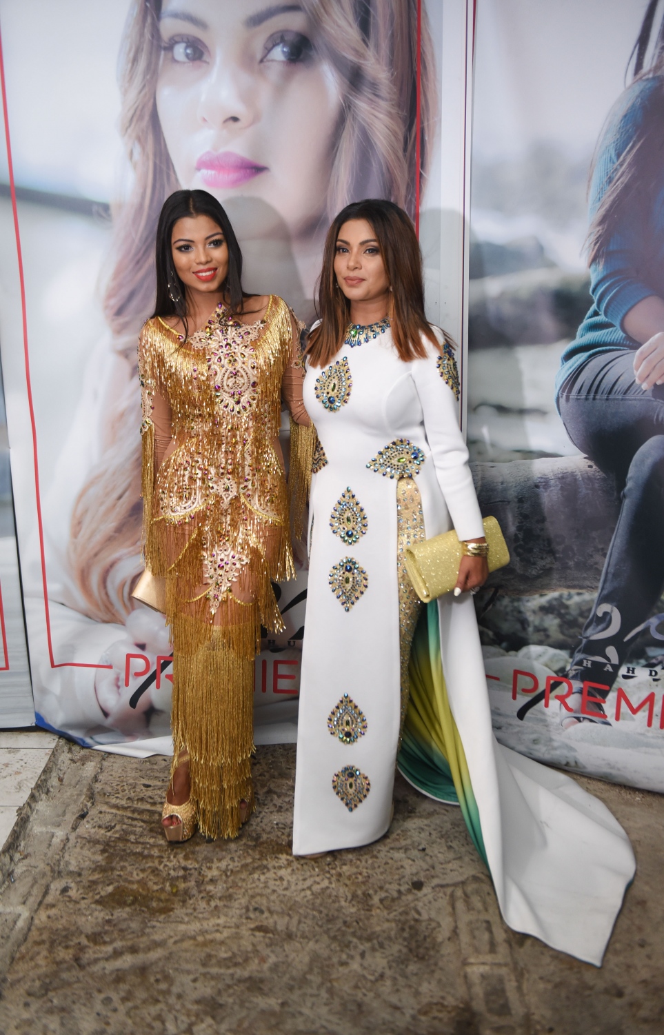 މާލެ، ސެޕްޓެމްބަރު 6، 2017 - އަބްދުލްފައްތާހު ޑައިރެކްޓް ކޮށްފައިވާ ދިވެހި ފިލްމު "ހައްދު"ގެ ޕްރިމިއާގައި "ހައްދު"ގެ ދެ ބަތޮލާއިން ކަމަށްވާ އައިމިނަތު ރިޝްފާ އާއި މަރިޔަމް އައްޒަ  -- ފޮޓޯ: ހުސެއިން ވަހީދު/ މިހާރު