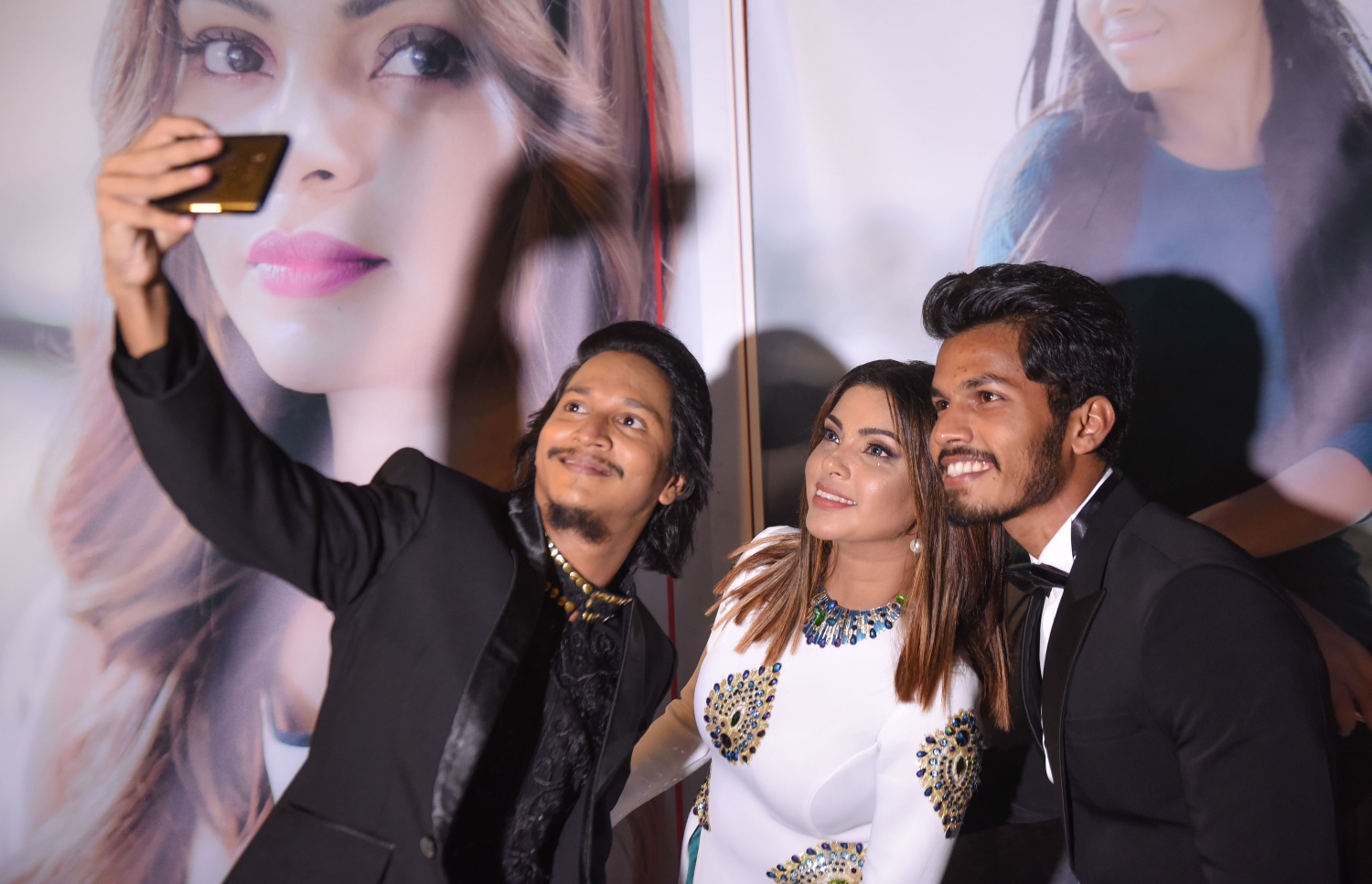 މާލެ، ސެޕްޓެމްބަރު 6، 2017 (ޝްވެކް ސިނަމާ): އަބްދުލްފައްތާހު ޑައިރެކްޓް ކޮށްފައިވާ ދިވެހި ފިލްމު "ހައްދު"ގެ ޕްރިމިއާގައި ފިލްމުގެ ލީޑް ކާސްޓް، މަރިޔަމް އައްޒަ، އަހުމަދު ޝިބާން އަދި އައިމިނަތު ރިޝްފާ.--- ފޮޓޯ: ހުސެއިން ވަހީދު/ މިހާރު