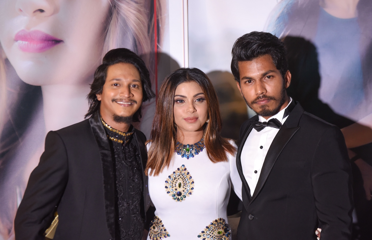 މާލެ، ސެޕްޓެމްބަރު 6، 2017 (ޝްވެކް ސިނަމާ): އަބްދުލްފައްތާހު ޑައިރެކްޓް ކޮށްފައިވާ ދިވެހި ފިލްމު "ހައްދު"ގެ ޕްރިމިއާގައި ފިލްމުގެ ލީޑް ކާސްޓް--- ފޮޓޯ: ހުސެއިން ވަހީދު/ މިހާރު