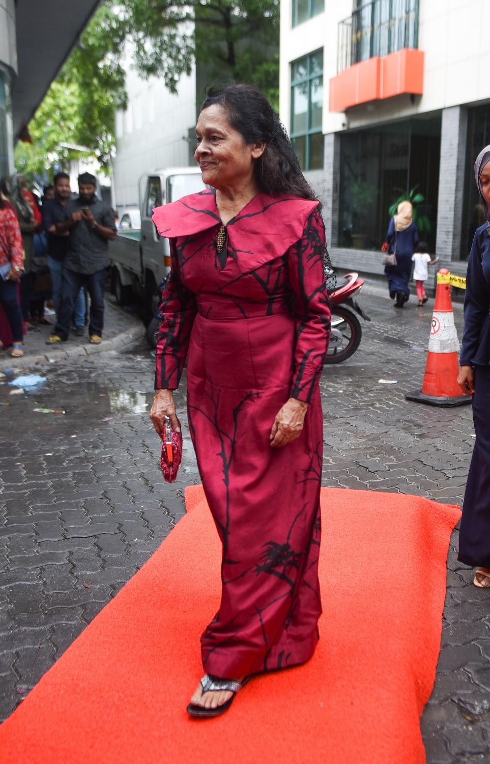 މާލެ، ސެޕްޓެމްބަރު 6، 2017 (ޝްވެކް ސިނަމާ): އަބްދުލްފައްތާހު ޑައިރެކްޓް ކޮށްފައިވާ ދިވެހި ފިލްމު "ހައްދު"ގެ ޕްރިމިއާގައި ބަތޮލާ ފައުޒިއްޔާ ހަސަން .--- ފޮޓޯ: ހުސެއިން ވަހީދު/ މިހާރު