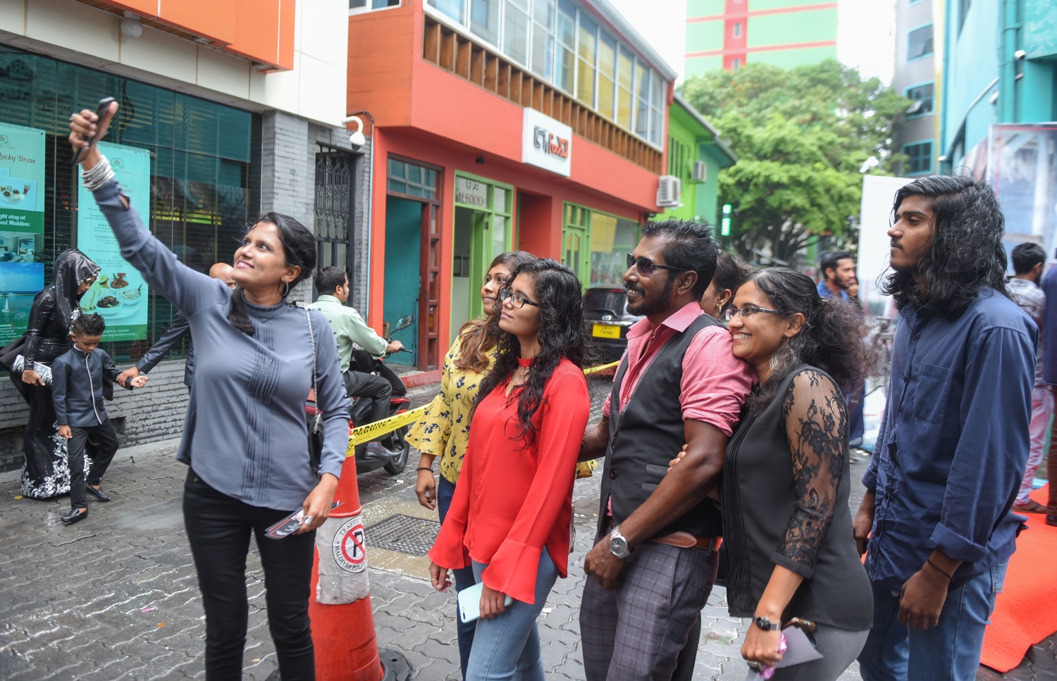 މާލެ، ސެޕްޓެމްބަރު 6، 2017 (ޝްވެކް ސިނަމާ): އަބްދުލްފައްތާހު ޑައިރެކްޓް ކޮށްފައިވާ ދިވެހި ފިލްމު "ހައްދު"ގެ ޕްރިމިއާގައި ފައްތާހުގެ އާއިލާ .--- ފޮޓޯ: ހުސެއިން ވަހީދު/ މިހާރު