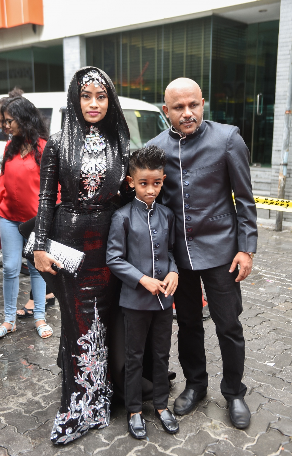 މާލެ، ސެޕްޓެމްބަރު 6، 2017 (ޝްވެކް ސިނަމާ): އަބްދުލްފައްތާހު ޑައިރެކްޓް ކޮށްފައިވާ ދިވެހި ފިލްމު "ހައްދު"ގެ ޕްރިމިއާގައި ލަވަކިޔުންތެރިޔާ މުހަންމަދު އަބްދުލްޣަނީ އާއި އޭނާގެ އަންހެނުން މަރިޔަމް އަޝްފާ އަދި ދަރިފުޅު .--- ފޮޓޯ: ހުސެއިން ވަހީދު/ މިހާރު