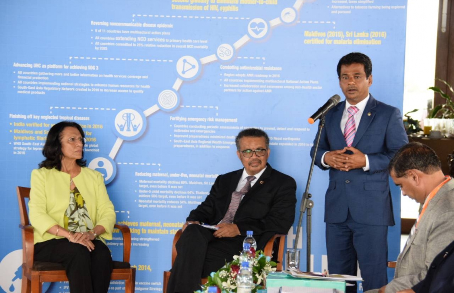 ރާއްޖޭގައި ހިމަބިހި ނައްތާލެވިފައިވާކަމުގެ އެވޯޑު ދިނުމަށް ޕެރަޑައިސް ރިސޯޓުގައި އިއްޔެ ބޭއްވި ހަރަކާތުގައި ހެލްތު މިނިސްޓަރު ނާޒިމް ވާހަކަ ދައްކަނީ.-- ފޮޓޯ: ހެލްތް މިނިސްޓްރީ