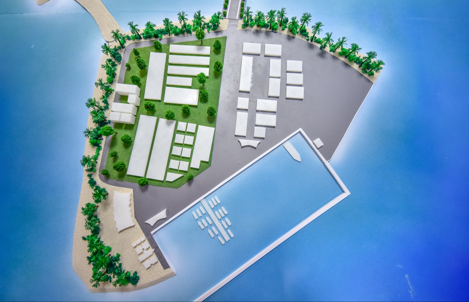 ބަރެސްދޫއާ ގުޅިގެން ތަރައްގީކުރާ ކުޑަ ރަށް: އެ ރަށުގައި ގާއިމުކުރަން ނިންމާފައި ވަނީ ބަރެސްދޫއަށް ބޭނުންވާ ހުރިހާ ޔުޓިލިޓީސް ހިދުމަތްދޭ ތަންތަނާއި ބަނދަރު. ފޮޓޯ: ނިޝާން އަލީ /މިހާރު