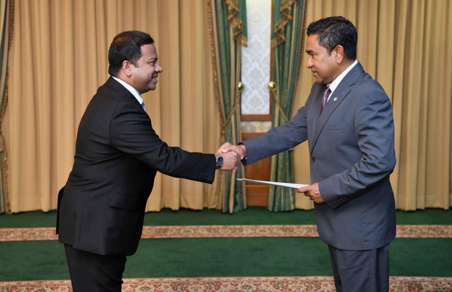 ލަންކާ ސަފީރަކަށް މުންދު އައްޔަން ކުރެއްވި ކަމުގެ ލިޔުން، ރައީސް ޔާމީން، އޭނާއާ އިއްޔެ ހަވާލު ކުރައްވަނީ. - ފޮޓޯ: ރައީސް އޮފީސް