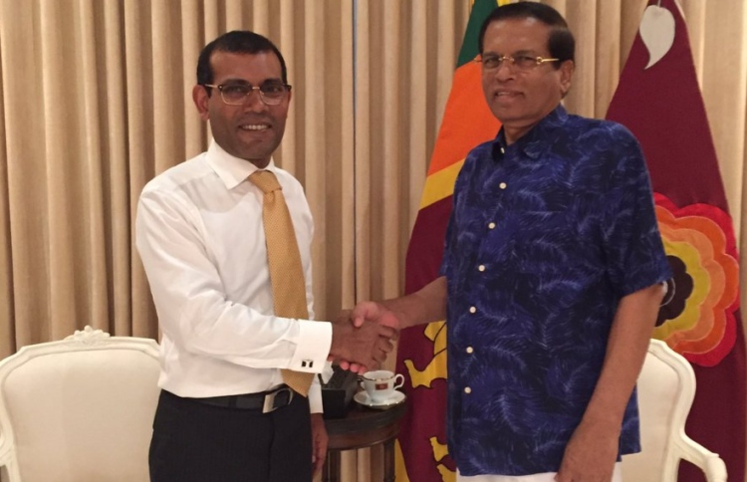 ސްރީލަންކާގެ ރައީސް ސިރިސޭނާއާ ކުރީގެ ރައީސް ނަޝީދު ބައްދަލު ކުރައްވަނީ-- ފޮޓޯ/ ޓްވިޓާ