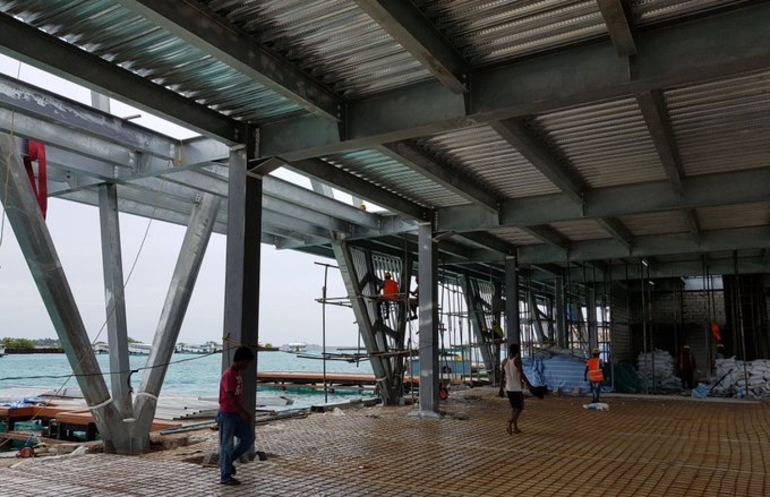 ވެލާނާ އިންޓަނޭޝަނަލް އެއާޕޯޓުގައި އަލަށް ހަދާ ފާސްޓްފުޑް ރެސްޓޯރަންޓް އިމާރާތުގެ މަސައްކަތްކުރަނީ: އެތަން އަންނަ ނޮވެމްބަރު މަހުގެ ނިޔަލަށް ނިމޭނެ. ފޮޓޯ: އެމްއޭސީއެލް