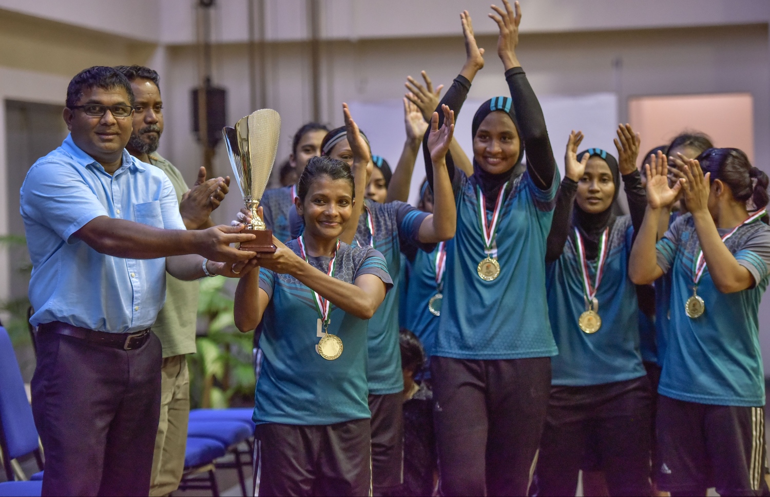 ޓައިޓަންސްގެ ހުސްނާ އާ ޝަރަފްވެރި މެހެމާން ސަލްސާ އާމިރު (ވ) ތަށި ހަވާލުކޮށްދެއްވަނީ. --ފޮޓޯ: ނިޝާން އަލީ/ މިހާރު