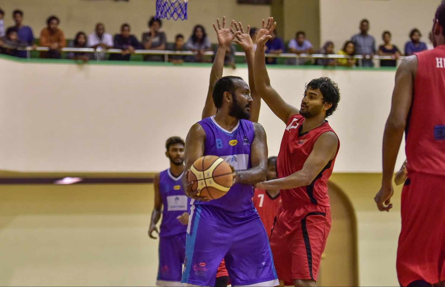 ކިންގްސްގެ އަފްޝަން (ވ) އާއި ޓީރެކްސްގެ ޒަބީރު ބޯޅައަށް މަސައްކަތްކުރަނީ. --ފޮޓޯ: ނިޝާން އަލީ/ މިހާރު