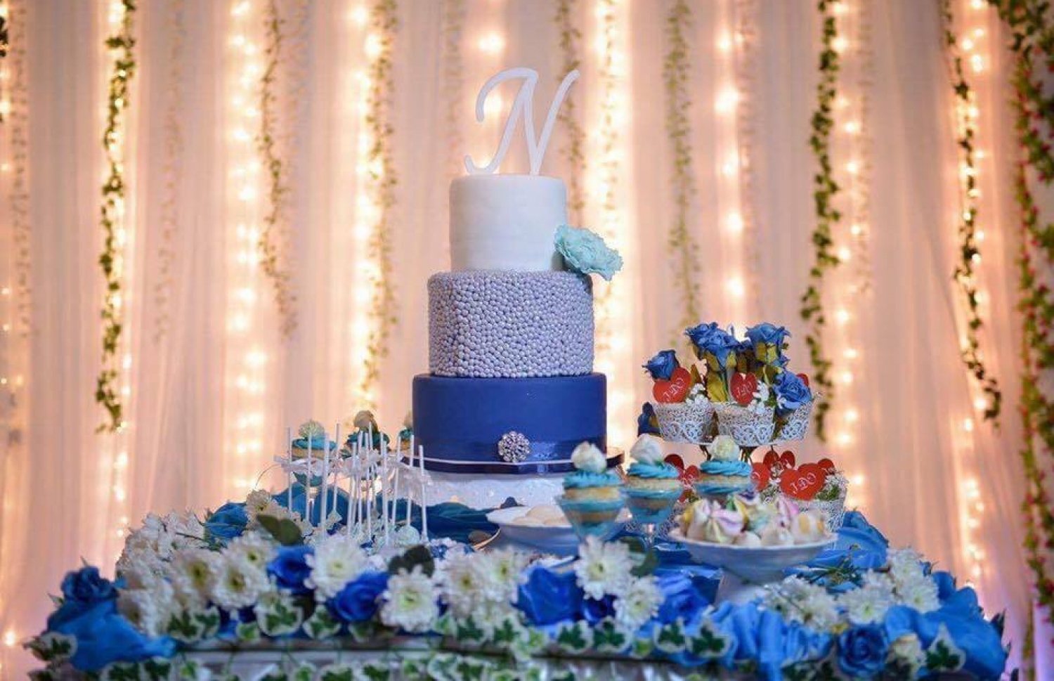 އަގީލް އަޅާފައިވާ ވެޑިންކޭކަކާއި ޑެޒަޓްޓޭބަލްއެއް: މި ކޭކު އެޅުމަށް ތިން ދުވަސް ހޭދަވި ކަމަށް އޭނާ ބުނި