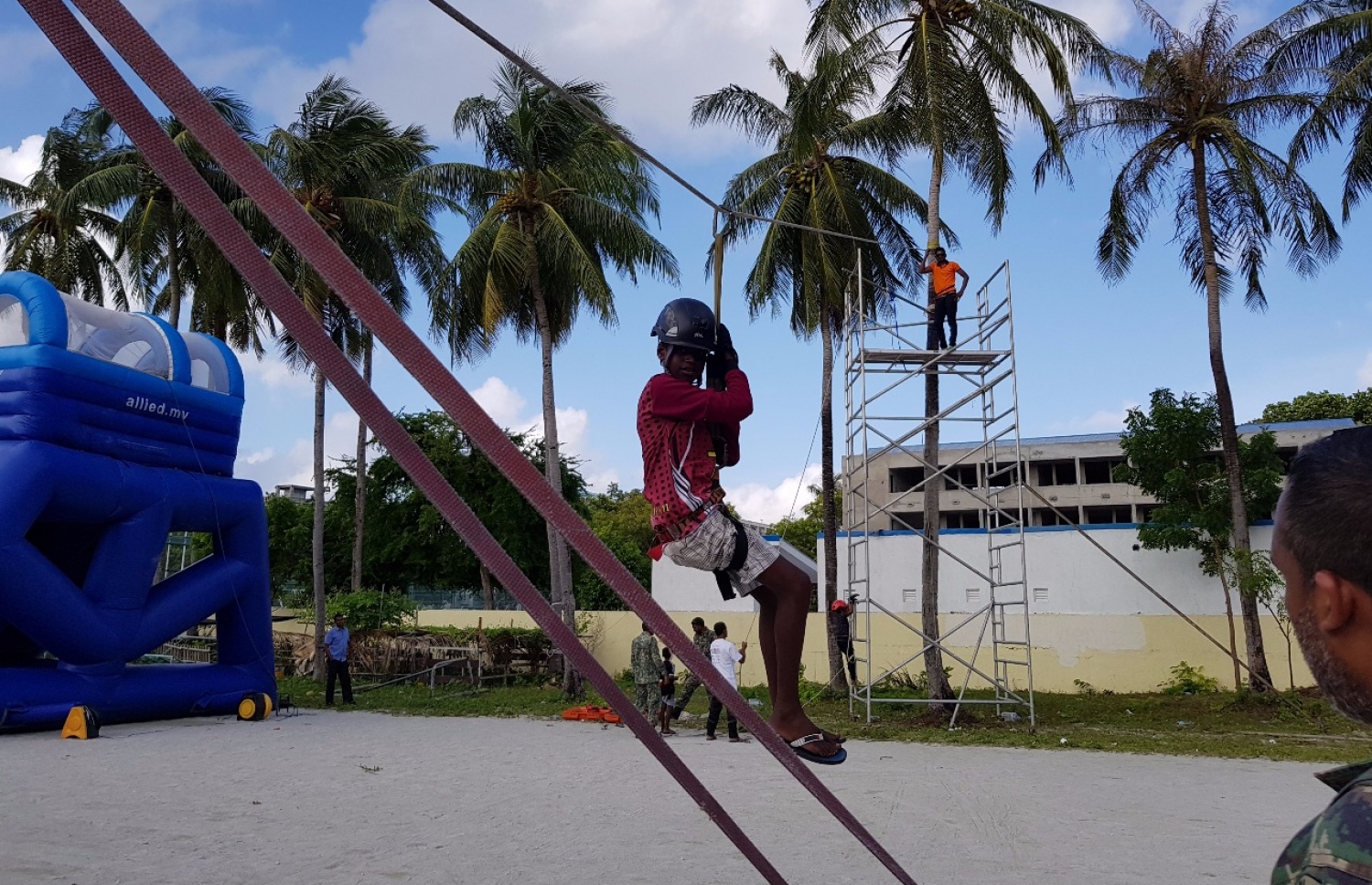 ވިލިމާލެ: ސެޕްޓެމްބަރު 9، 2017- ޕީސް ފައުންޑޭޝަނުން އިންތިޒާމުކޮށްގެން ވިލިމާލޭ ބޯޅަދަނޑުގައި ބޭއްވި އާއިލީ ހަވީރު "ޕެބްްލްސް"ގައި ހުރި ސިފައިންގެ ސްޓޯލްގައި ކުޑަ ކުއްޖަކު ފޮކްސް ފްލައިންގައި ބައިވެރިވަނީ. --- ފޮޓޯ: އަހުމަދު އަބްދުﷲ ސައީދު/ މިހާރު