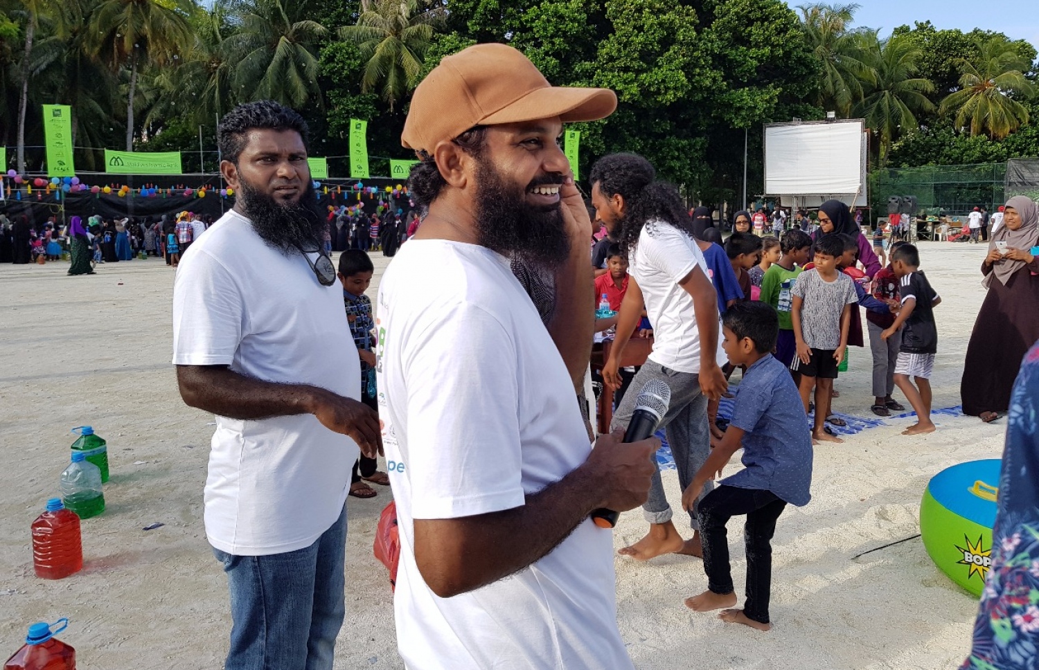 ވިލިމާލެ: ސެޕްޓެމްބަރު 9، 2017- ޕީސް ފައުންޑޭޝަނުން އިންތިޒާމުކޮށްގެން ވިލިމާލޭ ބޯޅަދަނޑުގައި ބޭއްވި އާއިލީ ހަވީރު "ޕެބްްލްސް"ގައި ކޮމަންޓޭޓަރު އިބްރާހީމް ރަމީޒް ވާހަކަ ދައްކަނީ. --- ފޮޓޯ: އަހުމަދު އަބްދުﷲ ސައީދު/ މިހާރު