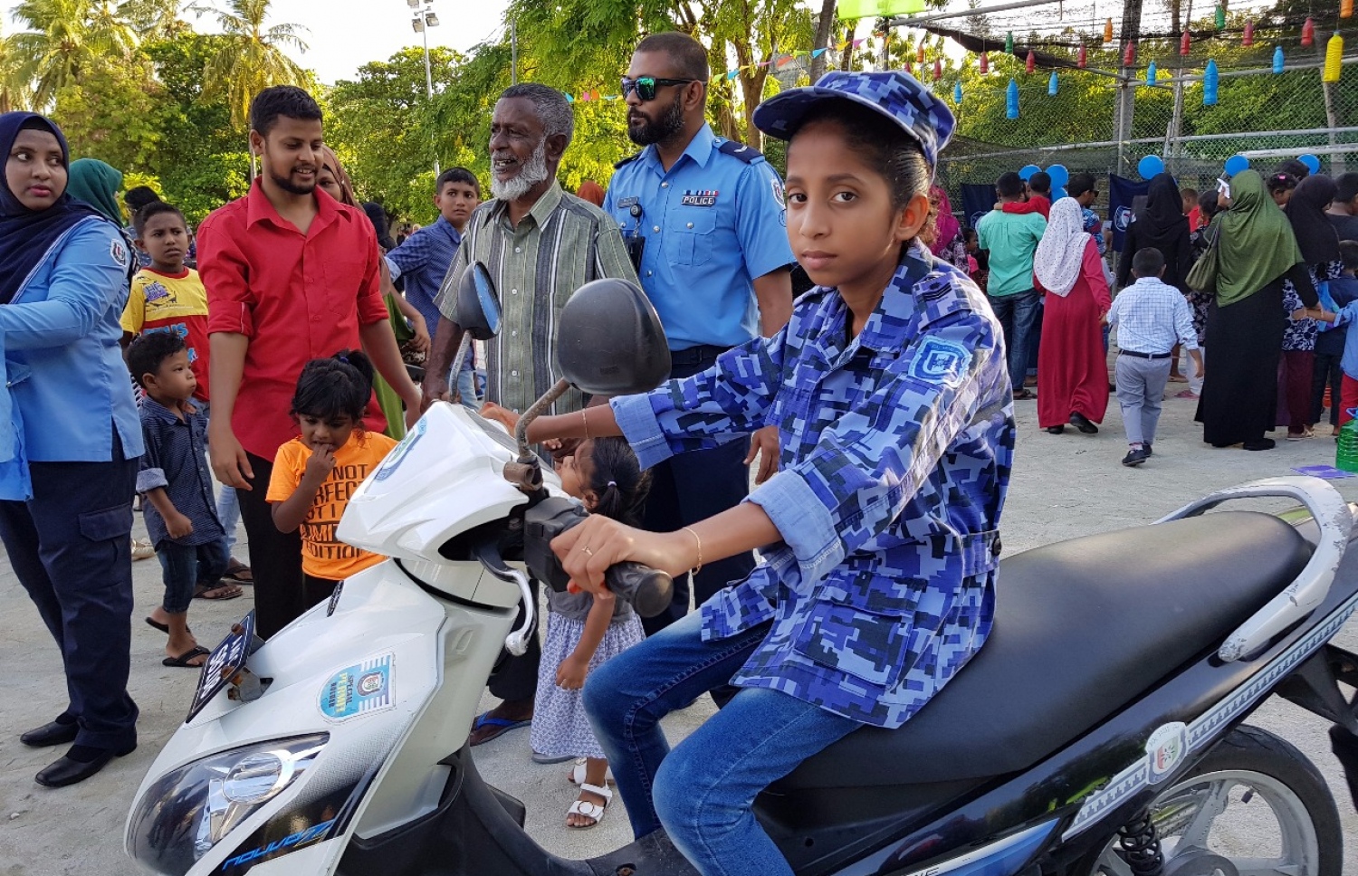 ވިލިމާލެ: ސެޕްޓެމްބަރު 9، 2017- ޕީސް ފައުންޑޭޝަނުން އިންތިޒާމުކޮށްގެން ވިލިމާލޭ ބޯޅަދަނޑުގައި ބޭއްވި އާއިލީ ހަވީރު "ޕެބްްލްސް"ގައި ހުރި ފުލުހުންގެ ސްޓޯލްގައި ކުޑަ ކުއްޖަކު ފުލުސް ޔުނީފޯމްގައި ފުލުހުންގެ ސައިކަލެއްގައި އިނދެ ފޮޓޯ ނަގަނީ. --- ފޮޓޯ: އަހުމަދު އަބްދުﷲ ސައީދު/ މިހާރު