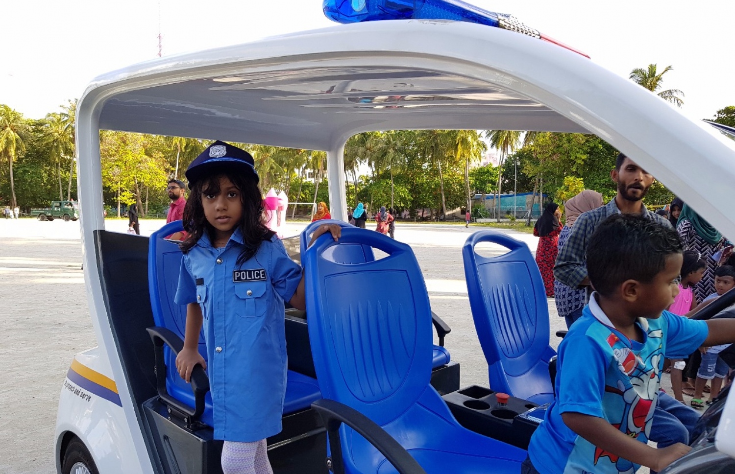 ވިލިމާލެ: ސެޕްޓެމްބަރު 9، 2017- ޕީސް ފައުންޑޭޝަނުން އިންތިޒާމުކޮށްގެން ވިލިމާލޭ ބޯޅަދަނޑުގައި ބޭއްވި އާއިލީ ހަވީރު "ޕެބްްލްސް"ގައި ހުރި ފުލުހުންގެ ސްޓޯލްގައި ކުޑަ ކުއްޖަކު ފުލުސް ޔުނީފޯމްގައި ފުލުހުންގެ ބަގީއެއްގައި ހުރެ ފޮޓޯ ނަގަނީ. --- ފޮޓޯ: އަހުމަދު އަބްދުﷲ ސައީދު/ މިހާރު