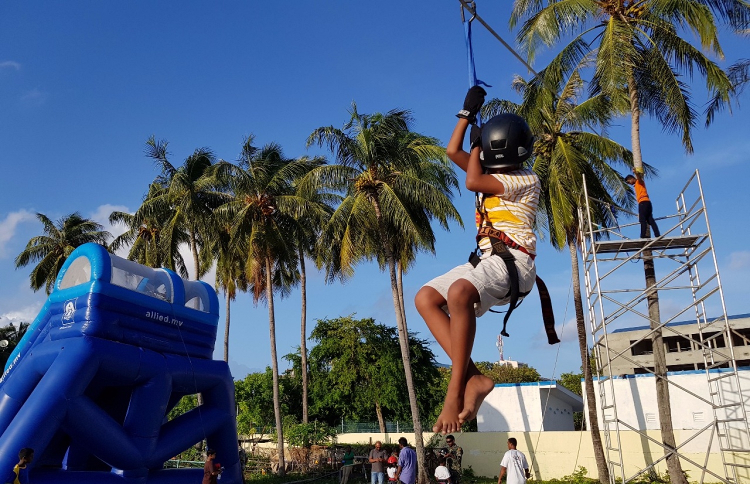 ވިލިމާލެ: ސެޕްޓެމްބަރު 9، 2017- ޕީސް ފައުންޑޭޝަނުން އިންތިޒާމުކޮށްގެން ވިލިމާލޭ ބޯޅަދަނޑުގައި ބޭއްވި އާއިލީ ހަވީރު "ޕެބްްލްސް"ގައި ހުރި ސިފައިންގެ ސްޓޯލްގައި ކުޑަ ކުއްޖަކު ފޮކްސް ފްލައިންގައި ބައިވެރިވަނީ. --- ފޮޓޯ: އަހުމަދު އަބްދުﷲ ސައީދު/ މިހާރު