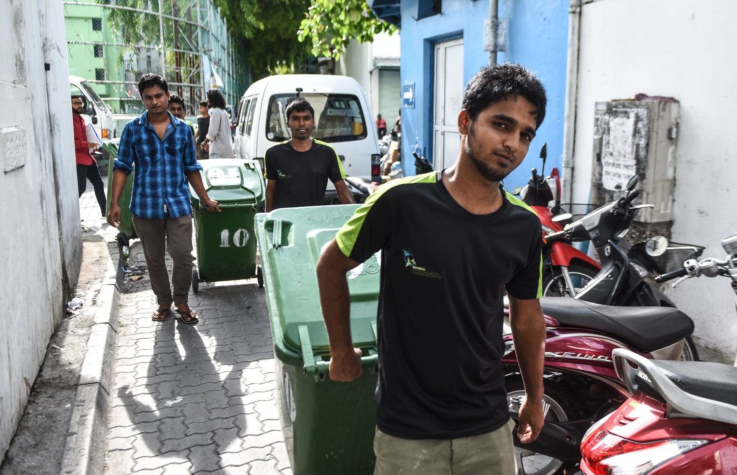 މާލެ އިން ކުނިއުކާލުމަށްޓަަކައި ވެމްކޯގެ މުވައްޒަފުން ޑަސްބިންތަކެއް ހިފައިގެން ދަނީ.---މިހާރު ފޮޓޯ: ހުސެއިން ވަހީދު