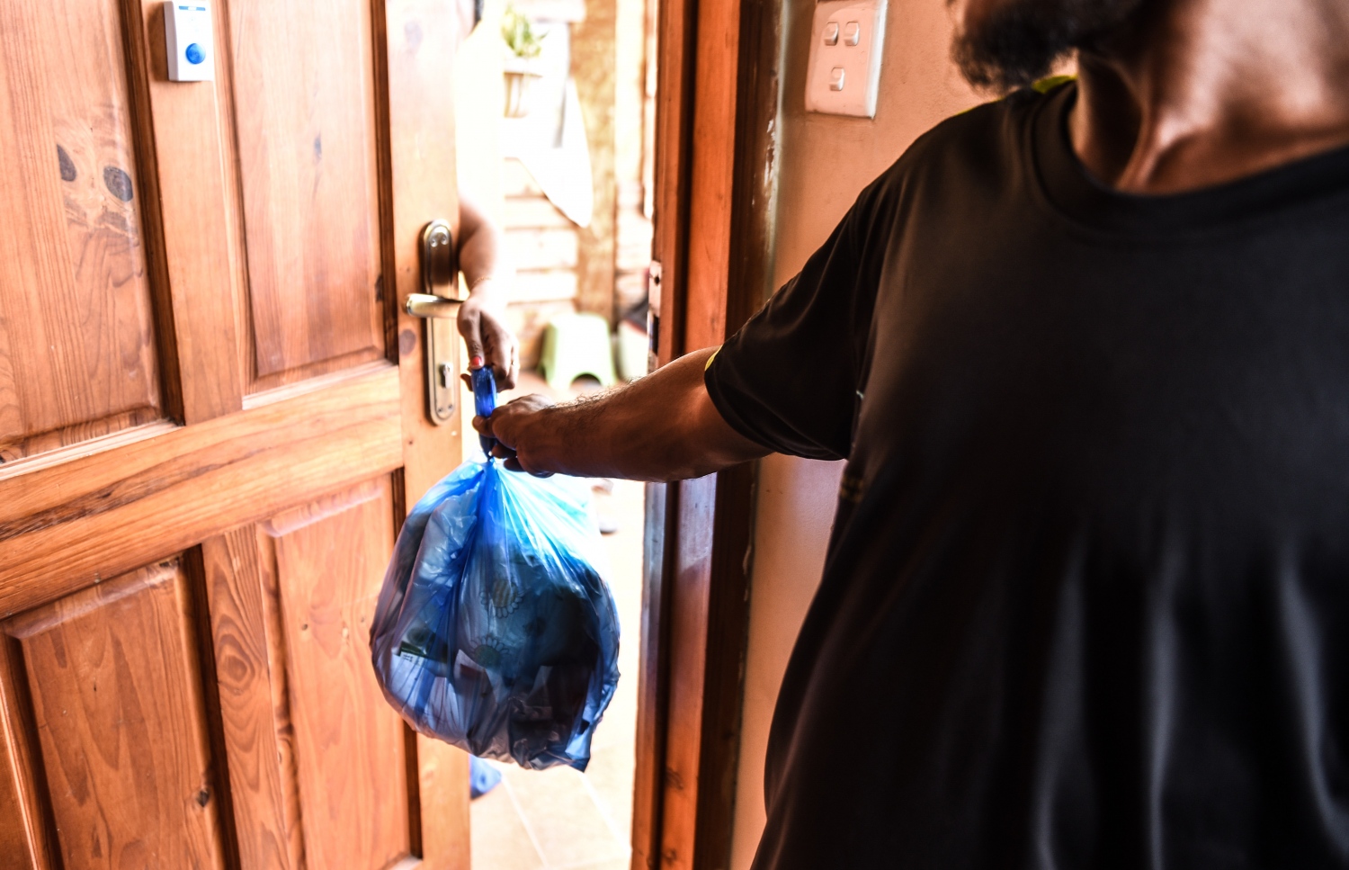 މާލޭގެ ގެއަކުން އުކާލާ ކުނިކޮތަޅެއް ވެމްކޯގެ މުވައްޒަފެއްގެ އަތަށް ދެނީ: މި ޚިދުމަތަށް ލިބޭ ތަރުހީބު ބޮޑު ކަމަށް އެ ކުންފުނިން ބުނޭ.---މިހާރު ފޮޓޯ: ހުސެއިން ވަހީދު