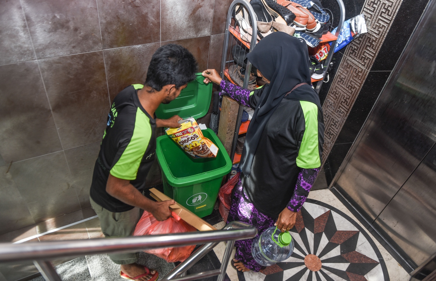 މާލޭގެ ގެއަކުން އުކާލާ ކުނިތަކެއް ވެމްކޯގެ މުވައްޒަފުން ޑަސްބިނަށް އަޅަނީ.---މިހާރު ފޮޓޯ: ހުސެއިން ވަހީދު