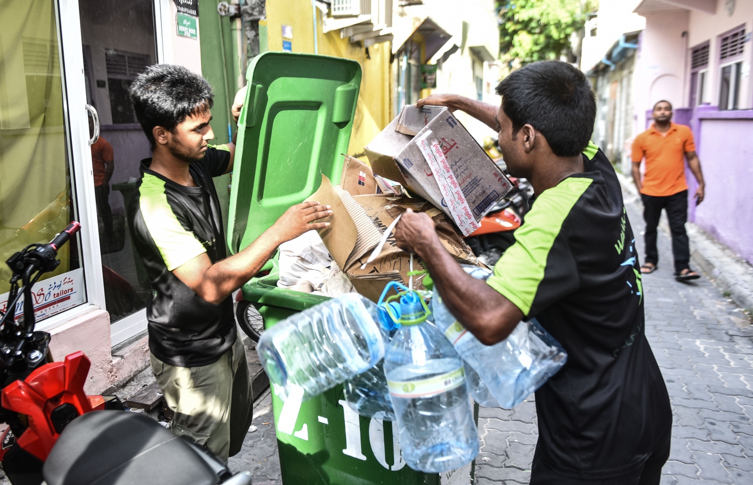 މާލޭގެ ގޭގެއިން އުކާލާ ކުނިތައް ވެމްކޯގެ މުވައްޒަފުންތަކެއް ޑަސްބިނަށް އަޅަނީ.---މިހާރު ފޮޓޯ: ހުސެއިން ވަހީދު