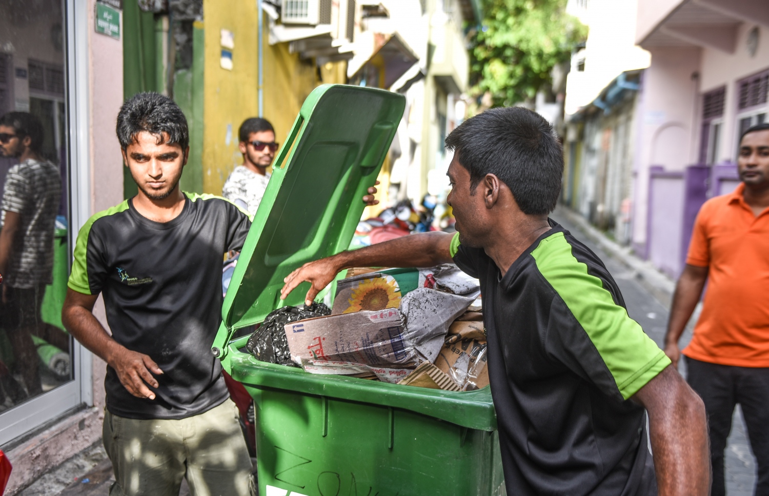 މާލޭގެ ގޭގެއިން އުކާލާ ކުނިތައް ވެމްކޯގެ މުވައްޒަފުންތަކެއް ޑަސްބިނަށް އަޅަނީ.---މިހާރު ފޮޓޯ: ހުސެއިން ވަހީދު