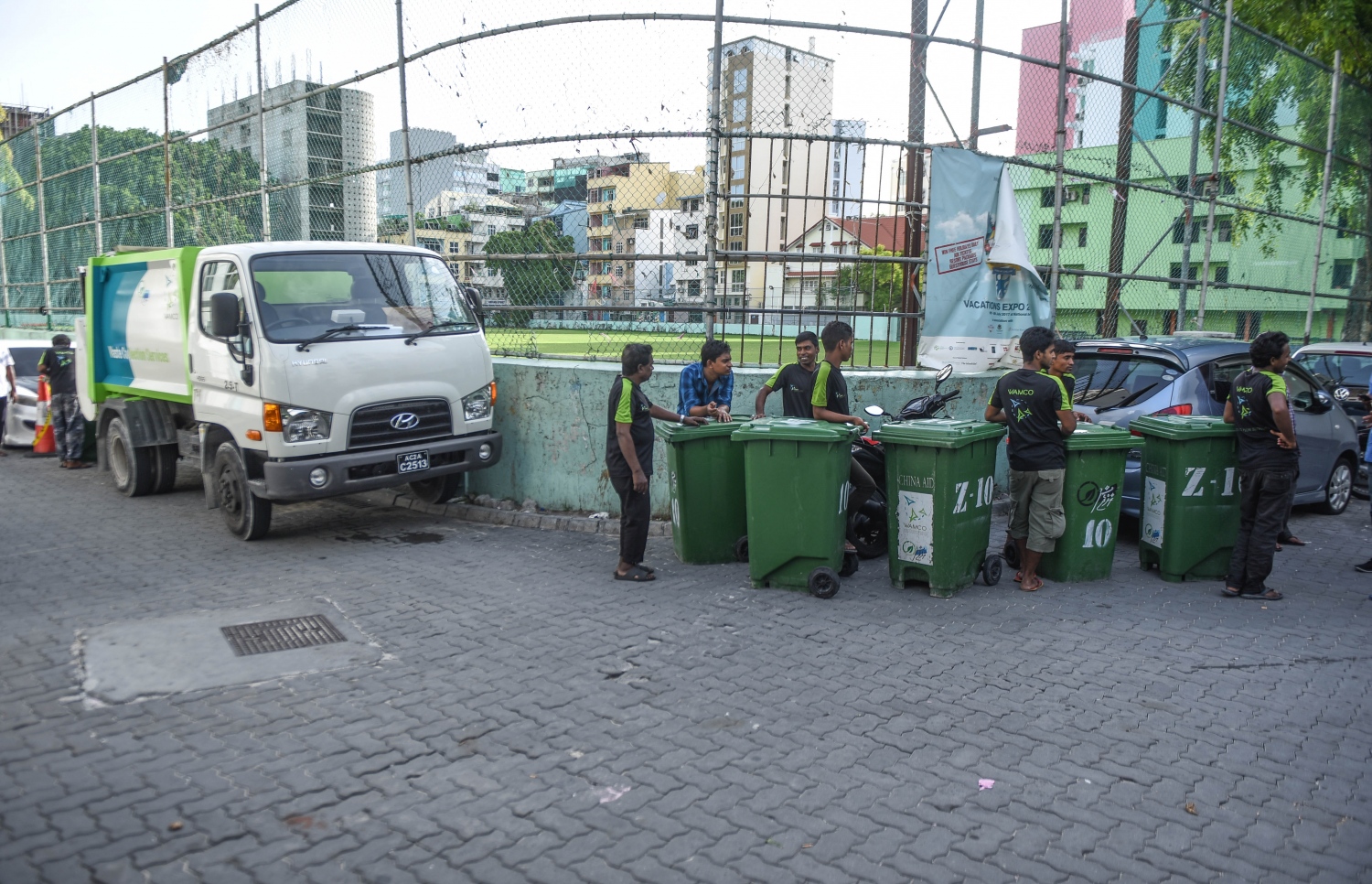 މާލެ އިން ކުނިއުކާލުމަށްޓަަކައި ވެމްކޯގެ މުވައްޒަފުން ޑަސްބިން ހިފައިގެން ހެންވޭރު ދަނޑުކައިރީގައި މަޑުކޮށްލައިގެން.---މިހާރު ފޮޓޯ: ހުސެއިން ވަހީދު