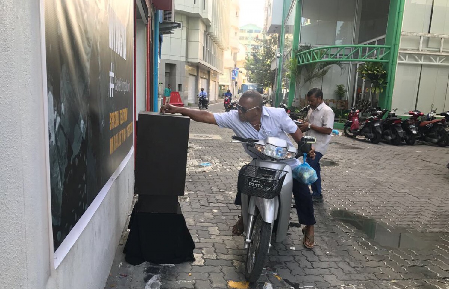ރޮހިންޖާ މުސްލިމުންނަށް އެހީވުމަށް ރާއްޖެ ޓީވީން ބަހައްޓާފައިވާ ފަންޑު ފޮއްޓަކަށް މީހަކު ފައިސާ ލަނީ--ފޮޓޯ: ޓްވިޓާ