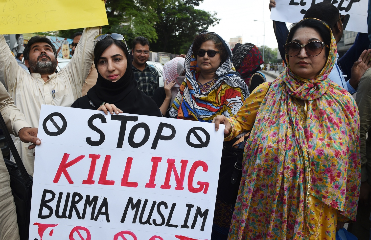 ރޮހިންޖާ މުސްލިމުންނަށް ކުރާ އަނިޔާއާ ދެކޮޅަށް ޕާކިސްތާނުގައި މުޒާހަރާ ކުރަނީ. --ފޮޓޯ:އޭއެފްޕީ