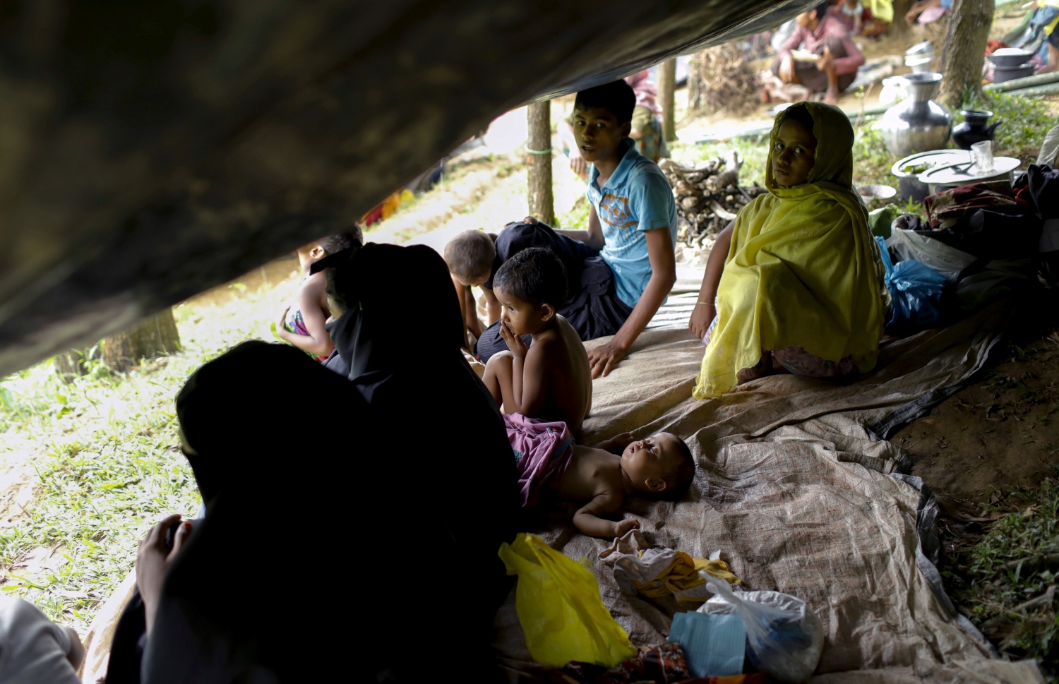 މިއަންމާގެ ރެފިއުޖީ ބަޔަކު ބަންގްލަދޭޝް އަށް އެތެރެވުމަށް ފަހު ފޭލިގެއެއްގައި. --ފޮޓޯ:އޭއެފްޕީ