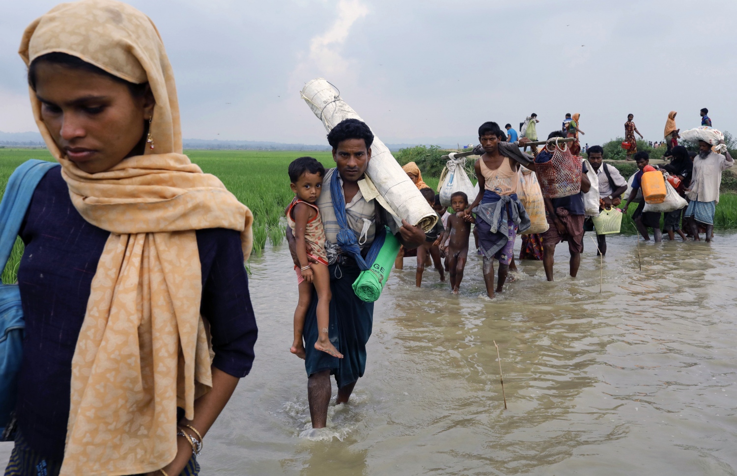 މިއަންމާގެ ރެފިއުޖީންތަކެއް ބަންގްލަދޭޝް އަށް ދިއުމަށް ދަތުރު ކުރަނީ. --ފޮޓޯ:އޭއެފްޕީ