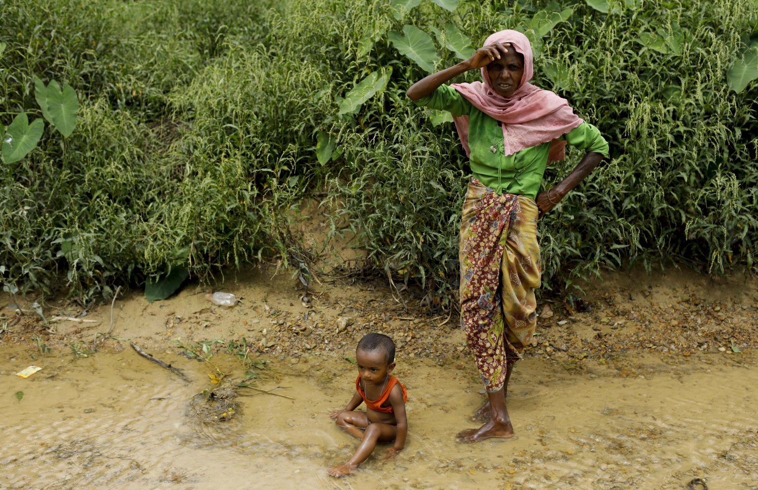 މިއަންމާގެ ރެފިއުޖީއަކު ކުޑަ ދަރިފުޅާ އެކު ބަންގްލަދޭޝްގައި. --ފޮޓޯ:އޭއެފްޕީ