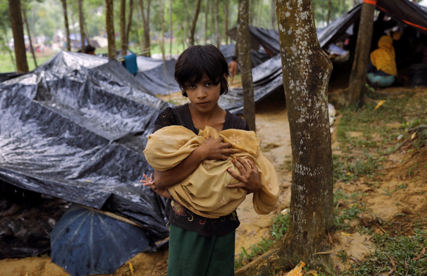 މިއަންމާގެ ރެފިއުޖީ ކުޑަ ކުއްޖަކު ބަންގްލަދޭޝް އަށް އެތެރެވުމަށް ފަހު ފޭލިގެތަކެއްގެ ކައިރީ މަޑުކޮށްލައިގެން. --ފޮޓޯ:އޭއެފްޕީ