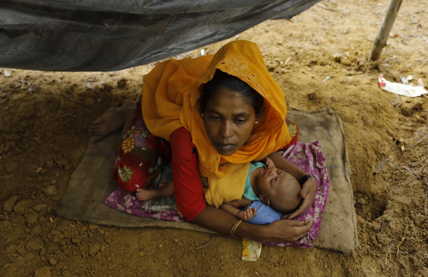 މިއަންމާގެ ރެފިއުޖީ ކުޑަ ކުއްޖަކު ބަންގްލަދޭޝް އަށް އެތެރެވުމަށް ފަހު ހާމަ ތަނެއްގައި ނިދާފައި. --ފޮޓޯ:އޭއެފްޕީ