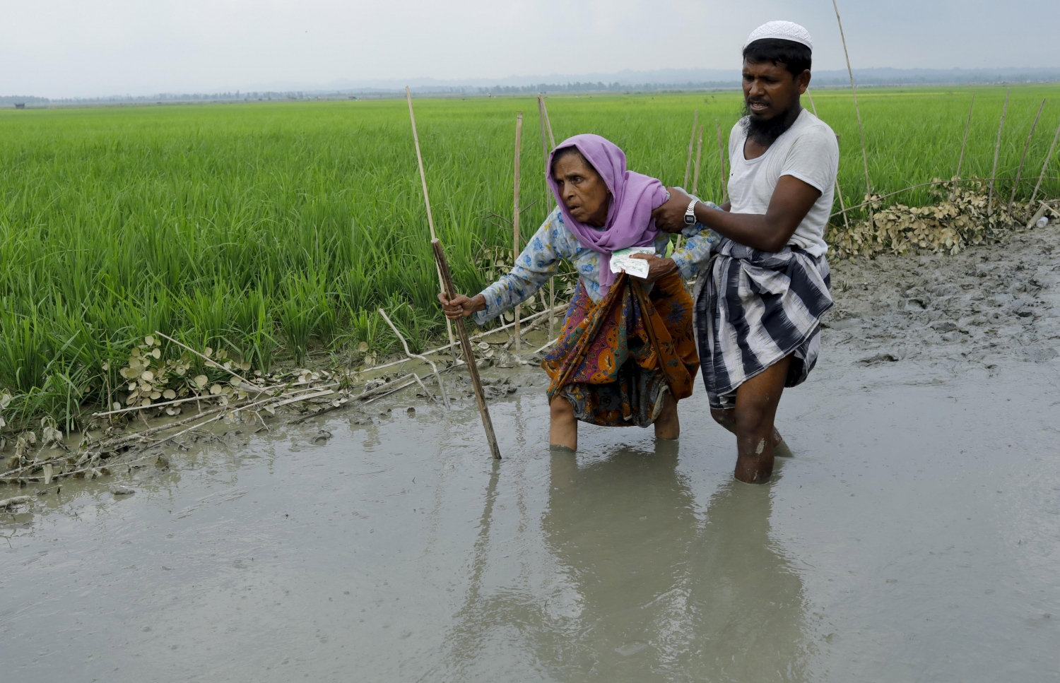 މިއަންމާގެ މުސްލިމް ރެފިއުޖީ އަކު ބޯޑަރު ހުރަސް ކުރަން ދަނީ. --ފޮޓޯ:އޭއެފްޕީ