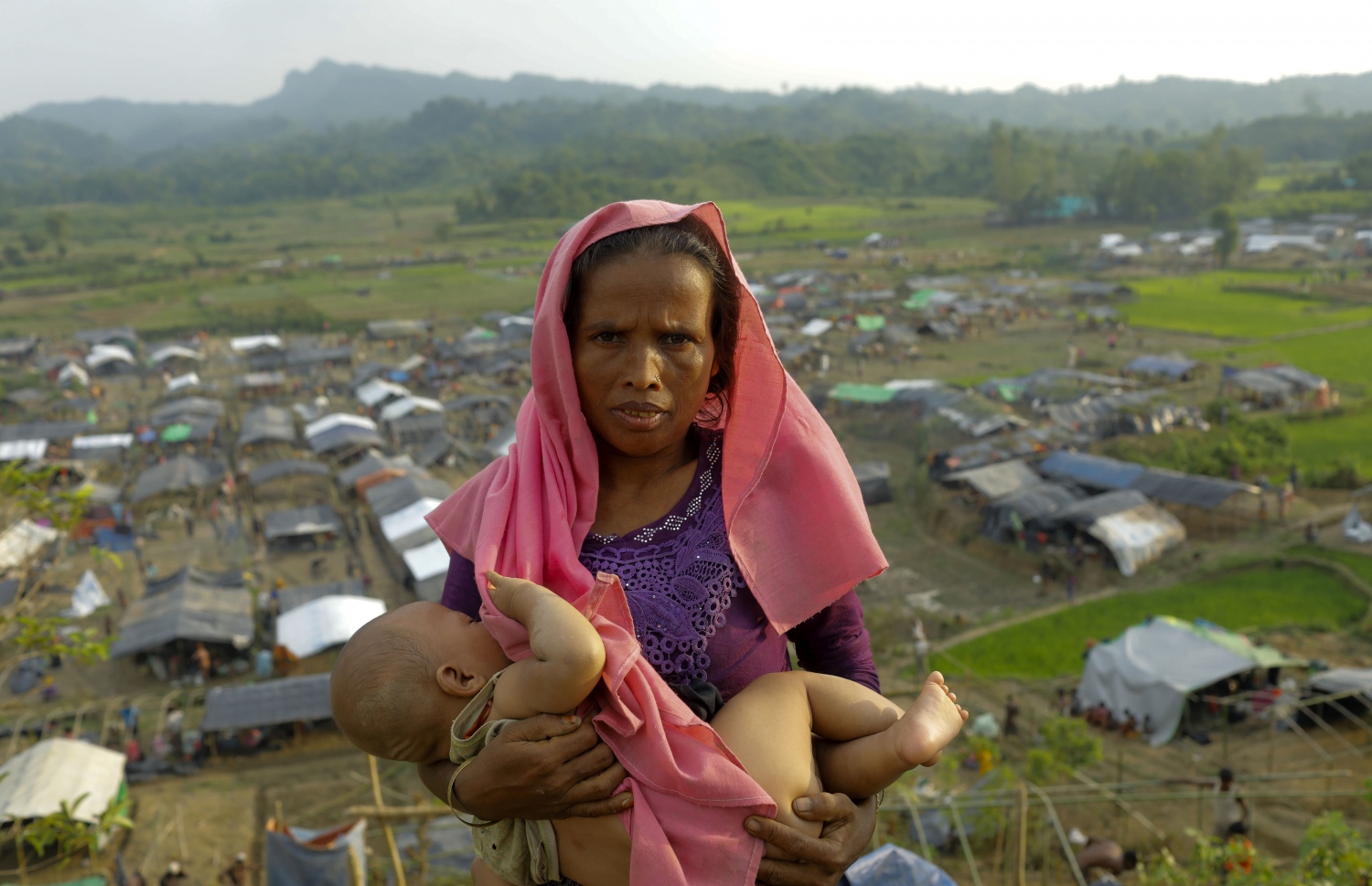 މިއަންމާގެ މުސްލިމް ރެފިއުޖީ އަކު ބަންގްލަދޭޝް އަށް އެތެރެވުމަށް ފަހު ކުޑަ ދަރިފުޅު ގޮވައިގެން. --ފޮޓޯ:އޭއެފްޕީ