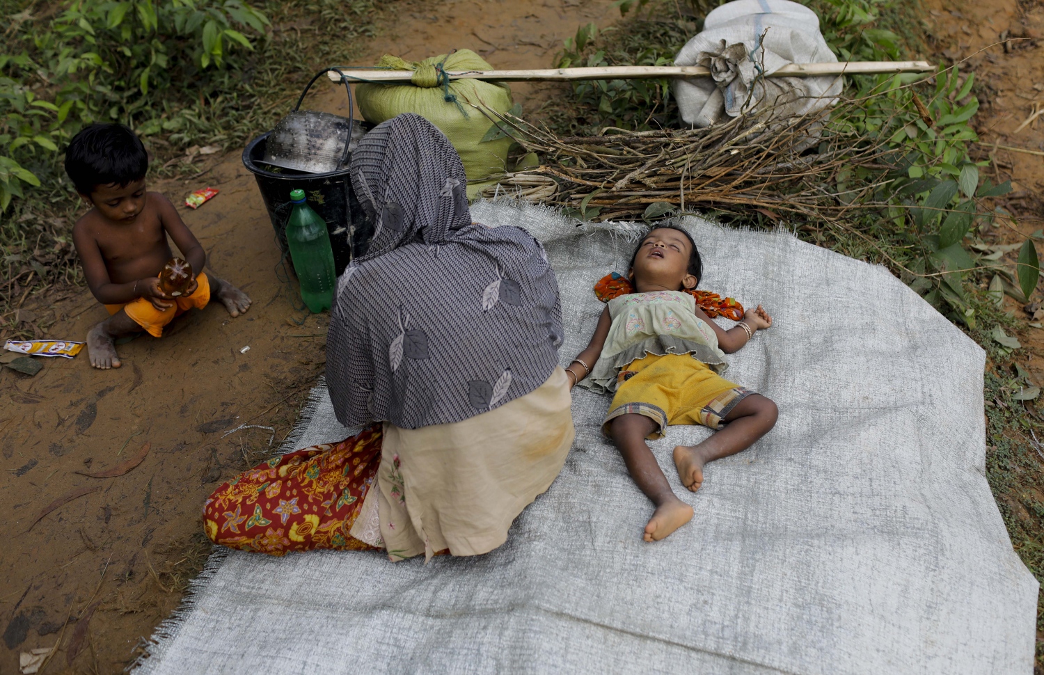 މިއަންމާގެ ރެފިއުޖީ ކުޑަ ކުއްޖަކު ބަންގްލަދޭޝް އަށް އެތެރެވުމަށް ފަހު ހާމަ ތަނެއްގައި ނިދާފައި. --ފޮޓޯ:އޭއެފްޕީ