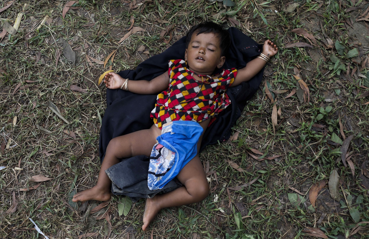 ބަންލަދޭޝް އަށް އެތެރެވި މިއަންމާގެ ރެފިއުޖީ ކުއްޖަކު ހާމަ ތަނެއްގައި ނިދާފައި. --ފޮޓޯ:އޭއެފްޕީ